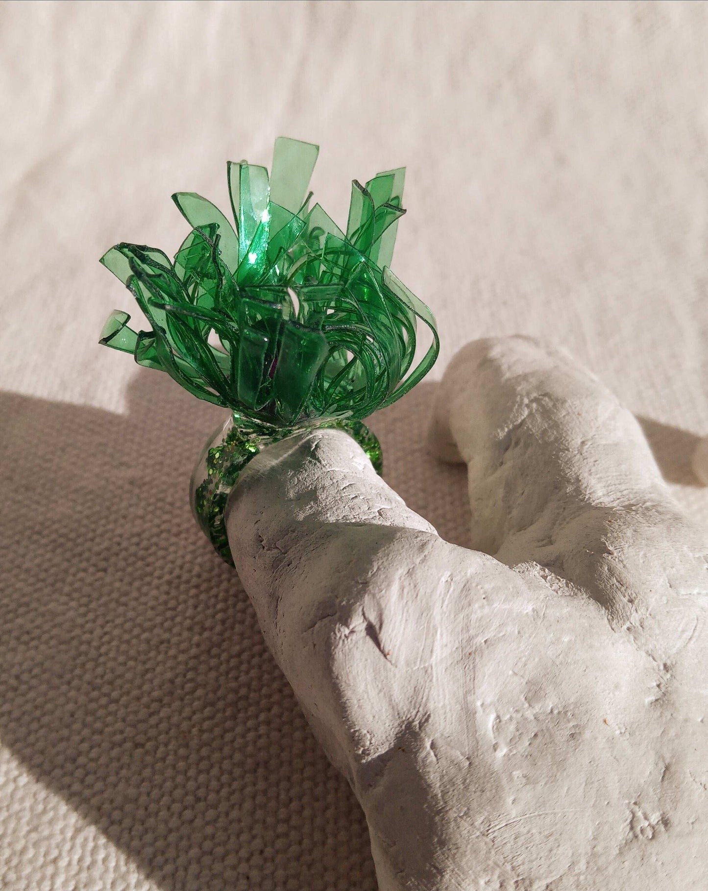 Bague T57 fleur verte au coeur violet en plastique surcyclé