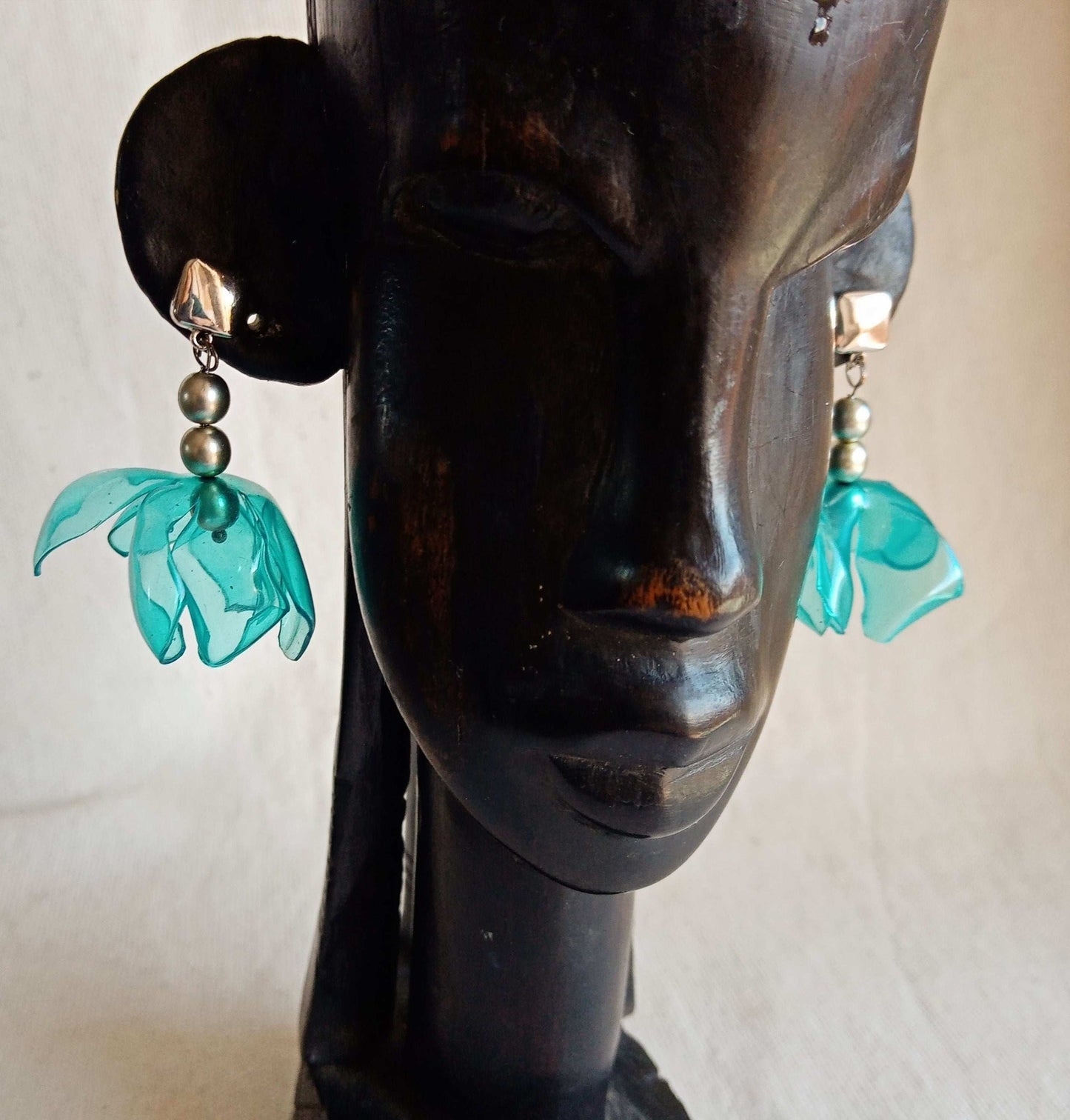 Clous d'oreillesfait main bleu fleurs plastique upcycling