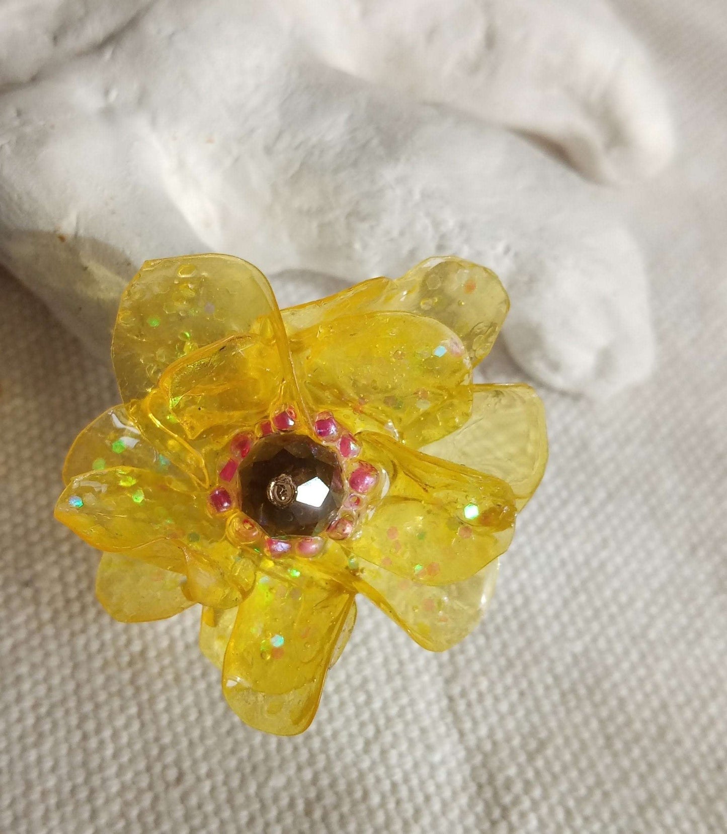 Bague T50 fleur jaune coeur rose en plastique upcycling