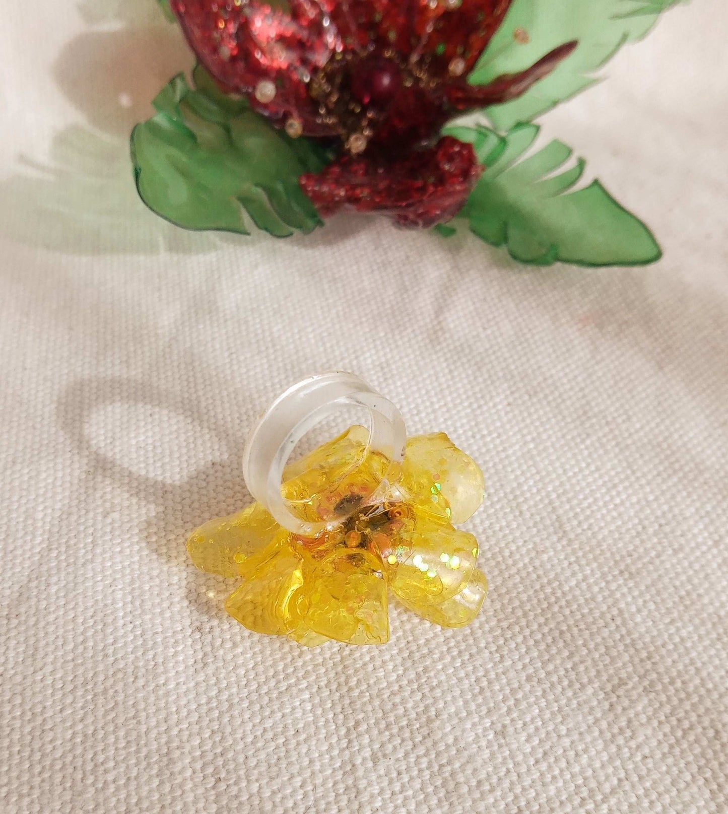 Bague T50 fleur jaune coeur rose en plastique upcycling