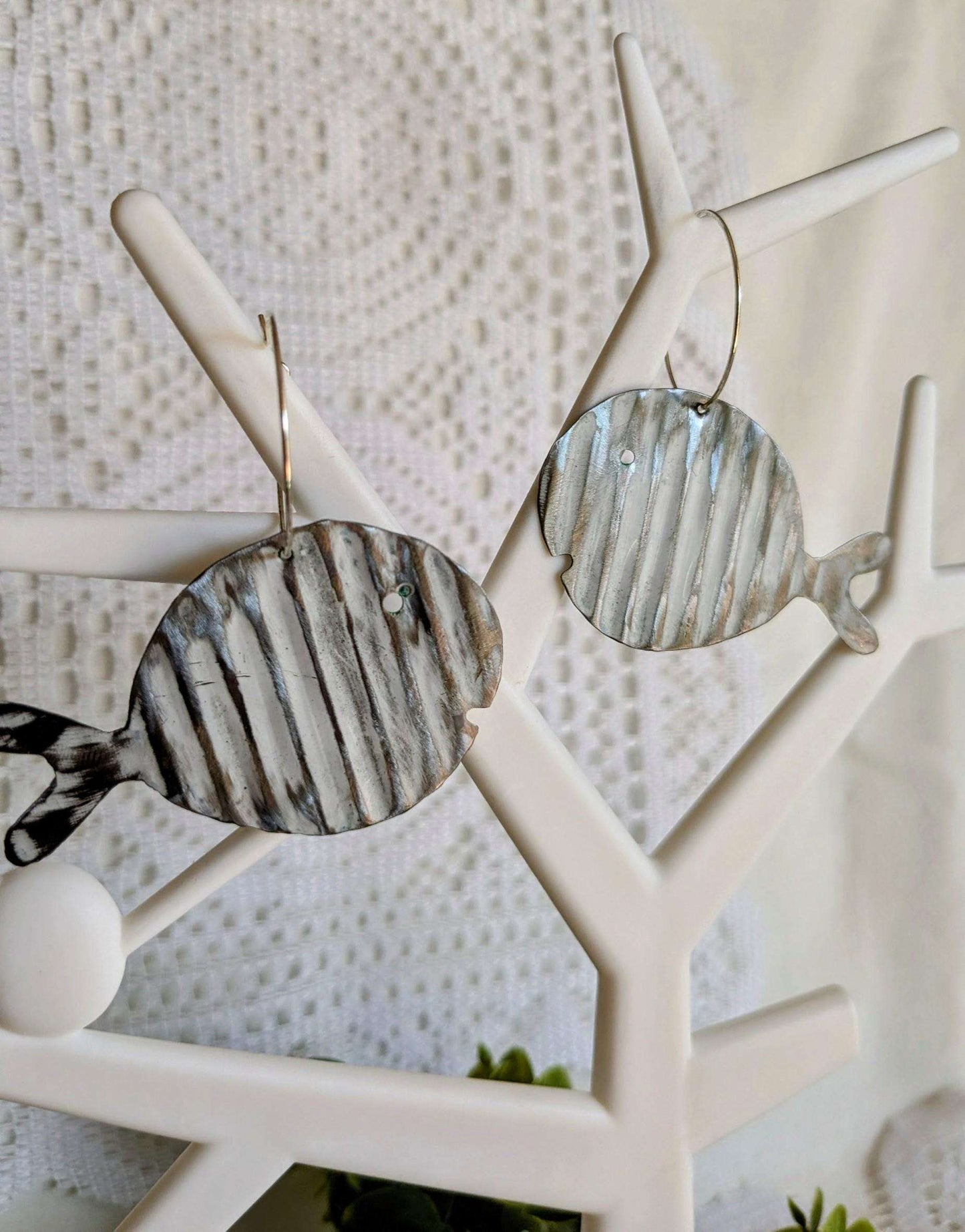 Boucles créoles pendantes poisson métal upcycling