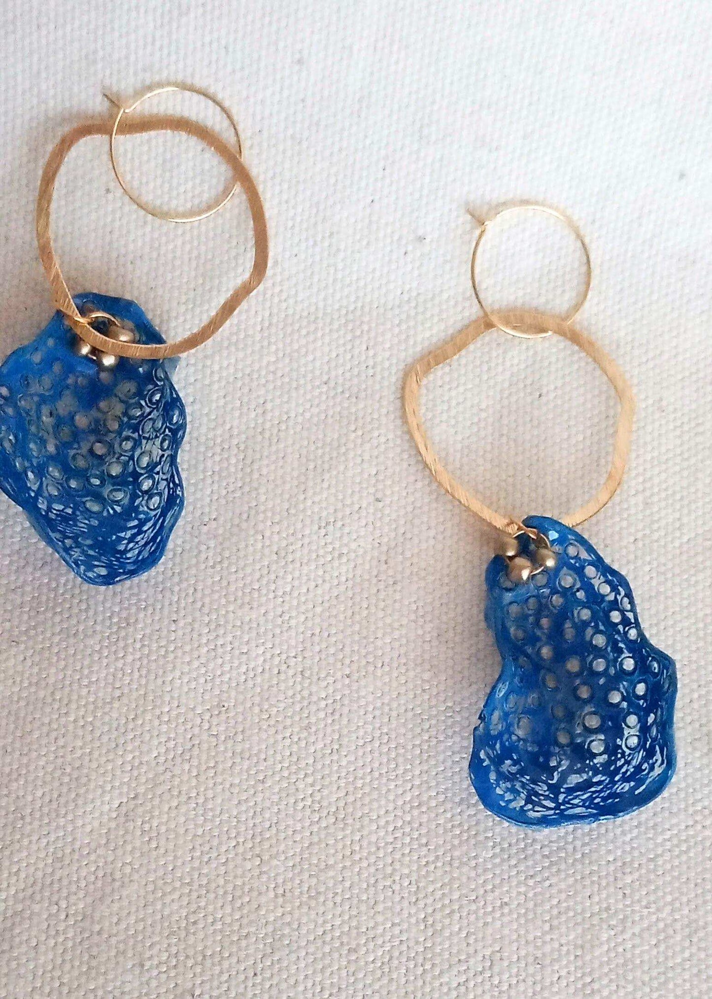 Boucles d'oreilles longues 10 cm bleues plastique upcycling