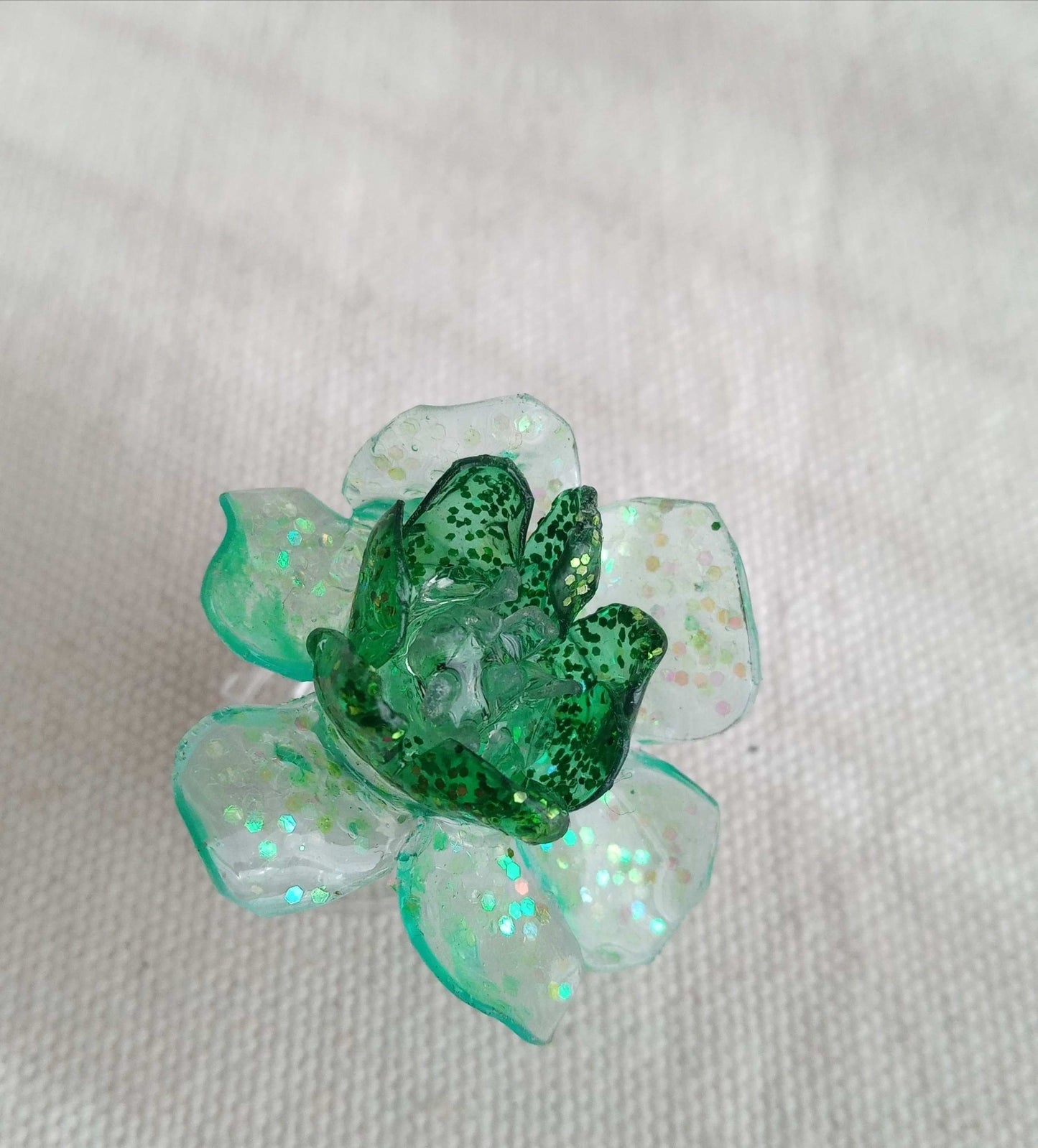 Bague T55 fleur verte en plastique pailleté surcyclé