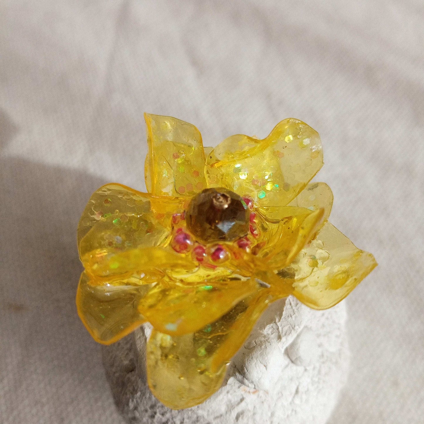 Bague T50 fleur jaune coeur rose en plastique upcycling