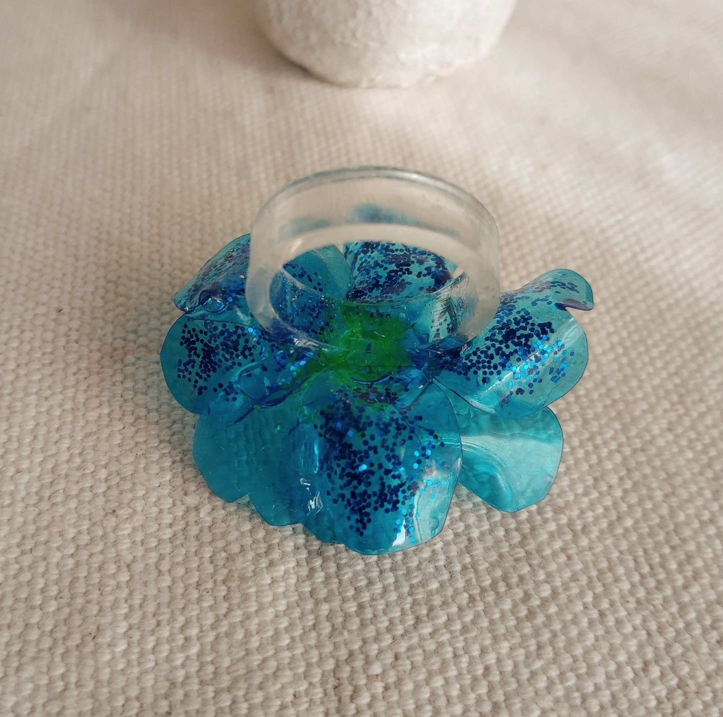 Bague T53 fleur bleu pailleté en plastique surcyclé