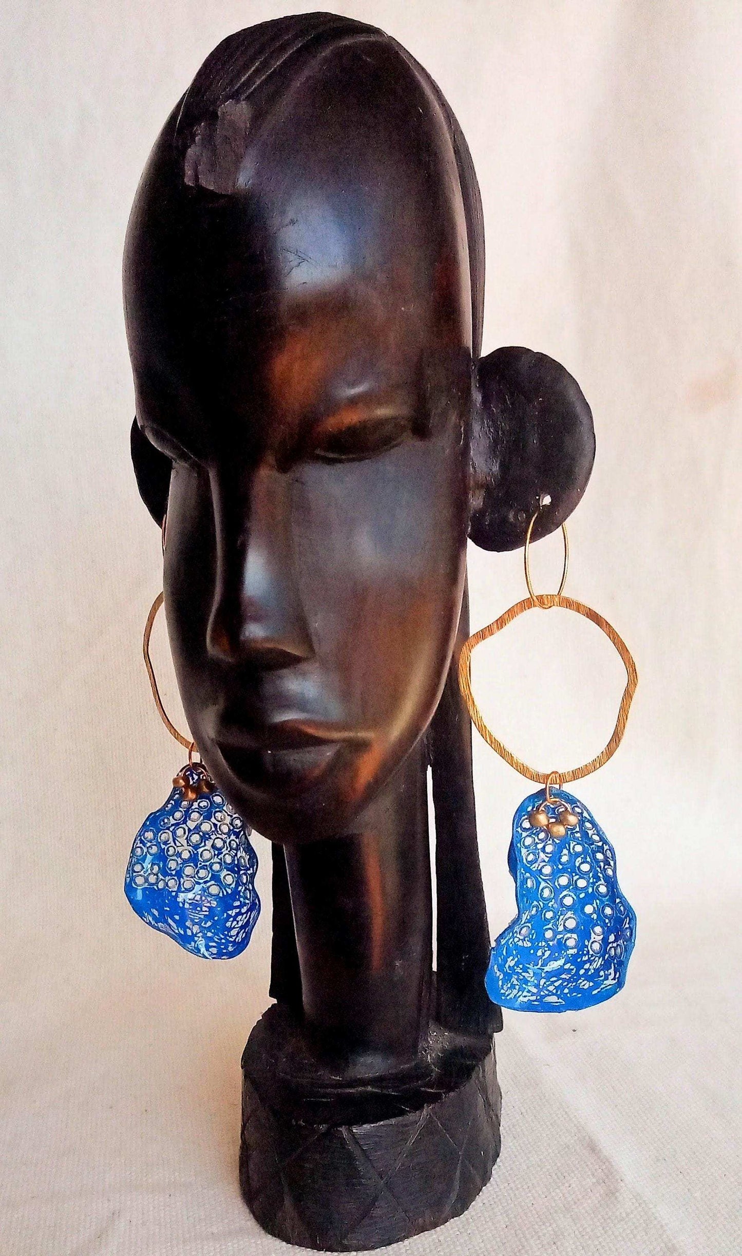 Boucles d'oreilles longues 10 cm bleues plastique upcycling