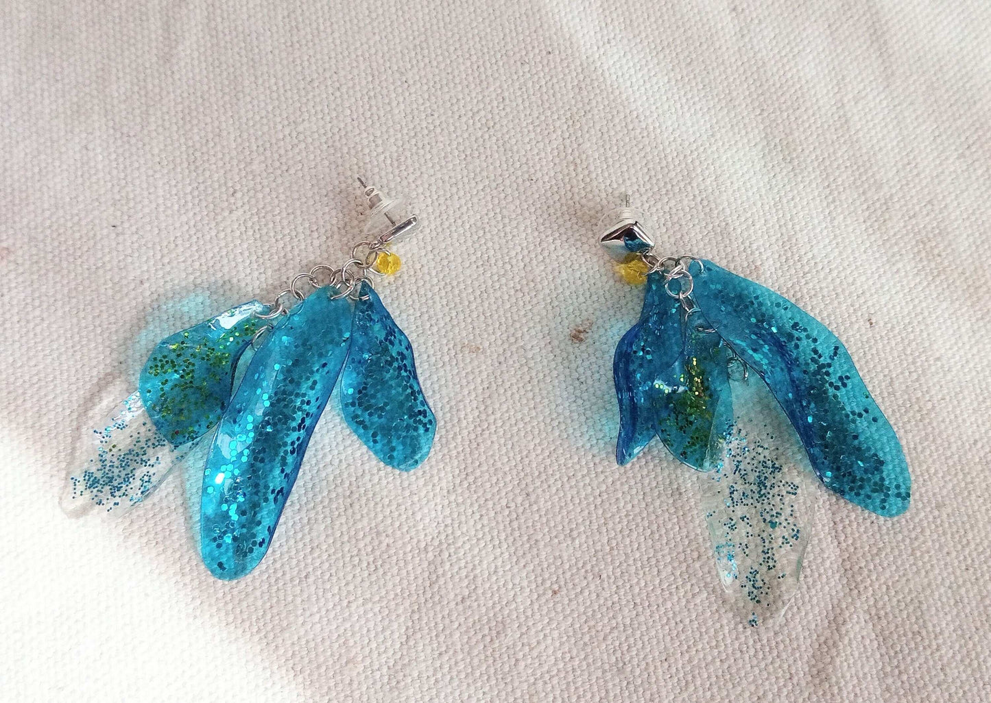 Boucles d'oreilles clous romantiques bleu et vertes, upcycling