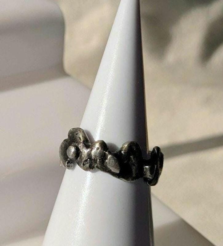 Bague anneau brutaliste contemporaine T62 étain massif vieilli