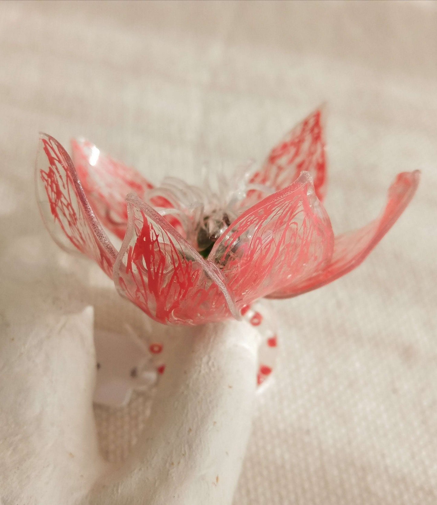Bague T49 fleur rouge coeur vert en plastique surcyclé