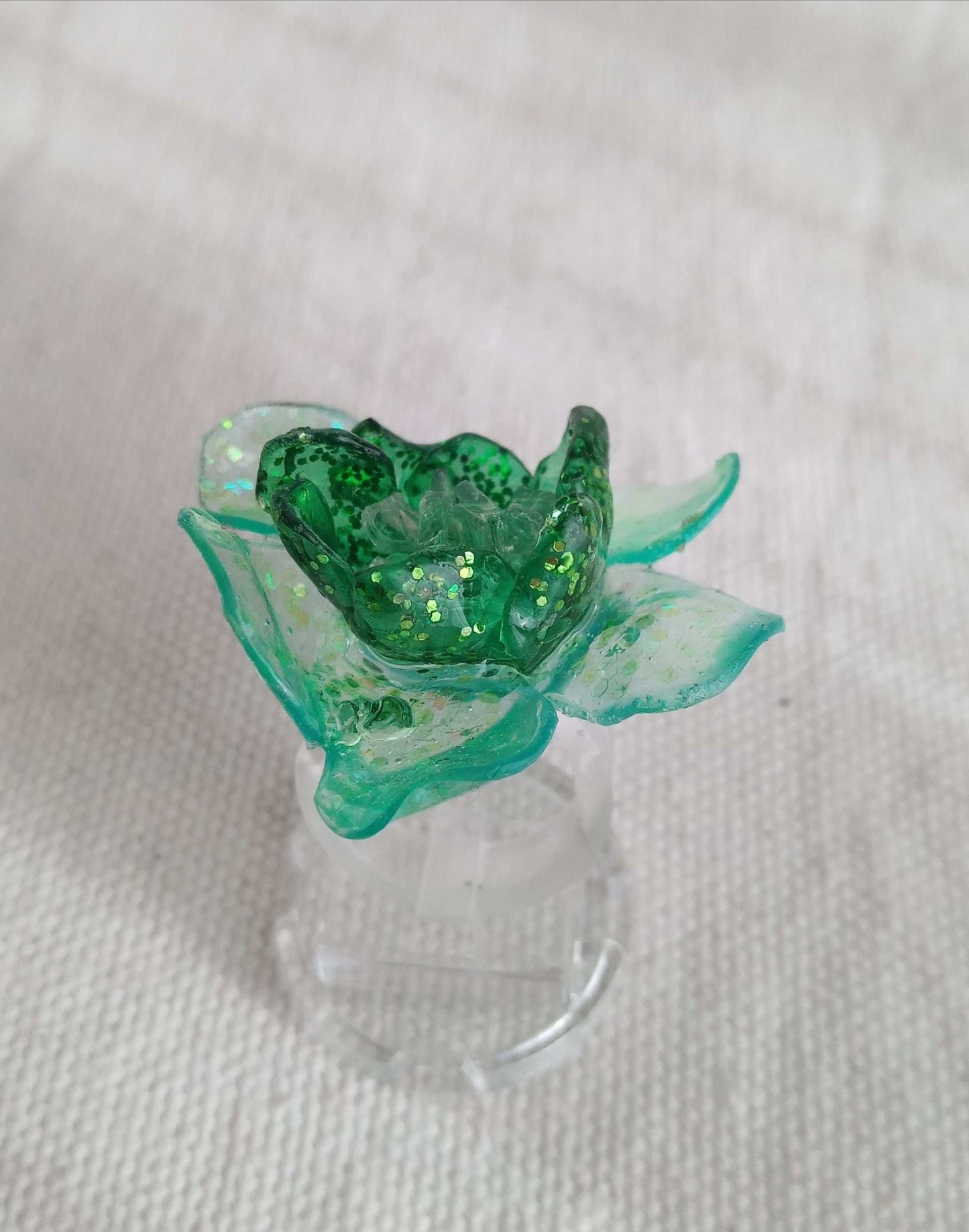Bague T55 fleur verte en plastique pailleté surcyclé