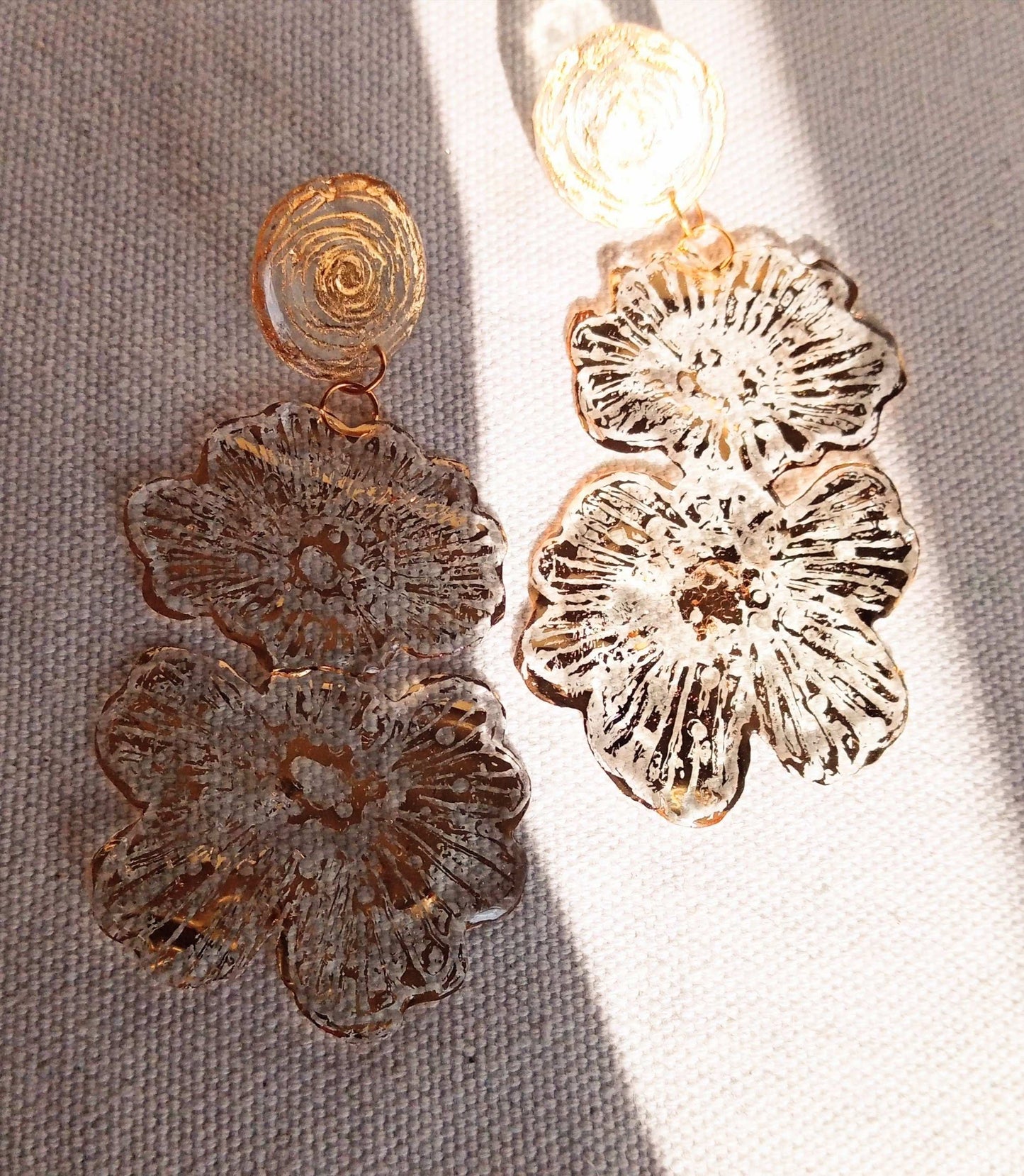Clous d'oreilles fleurs dorées pendantes longues bohèmes fait main