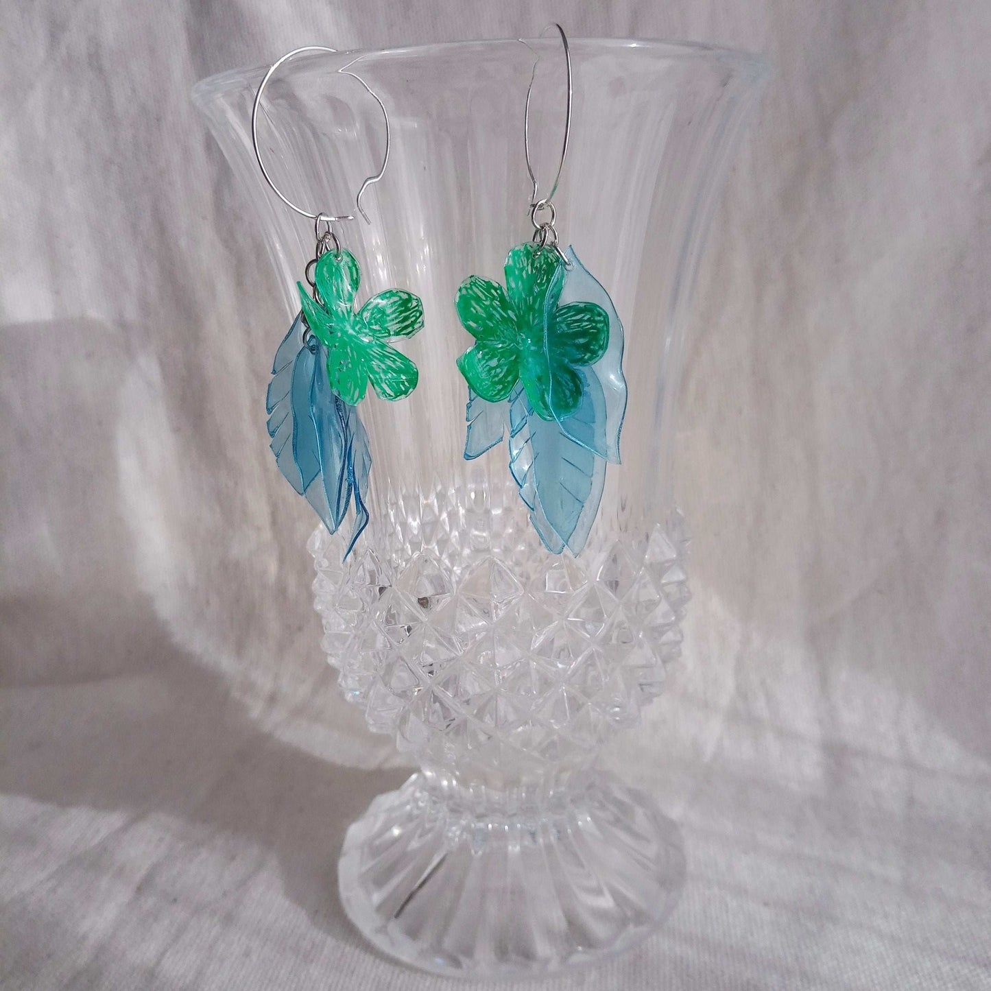 Créoles fleurs romantiques bleu et vertes, PET upcycling