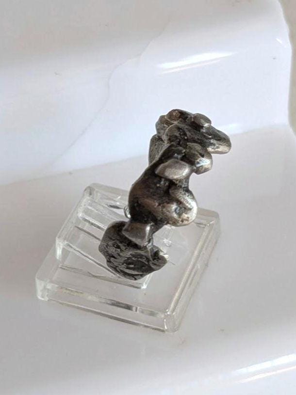 Bague anneau brutaliste contemporaine T62 étain massif vieilli