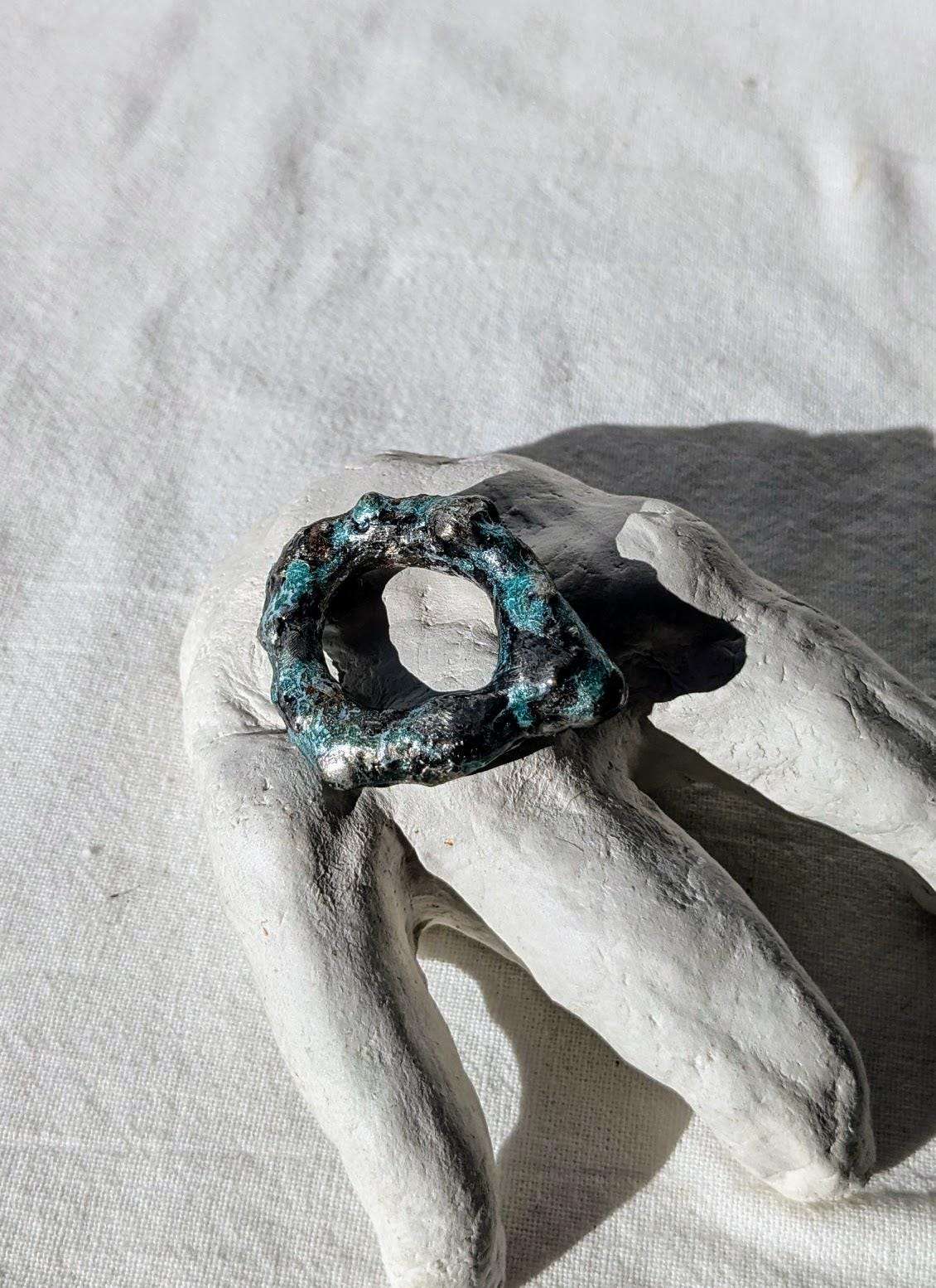 Bague anneau brutaliste contemporainT49 cuivre étain patiné bleu
