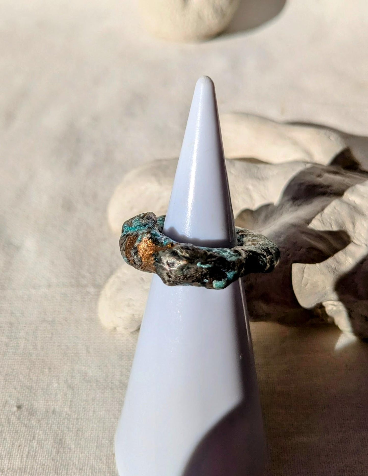 Bague anneau brutaliste contemporainT49 cuivre étain patiné bleu