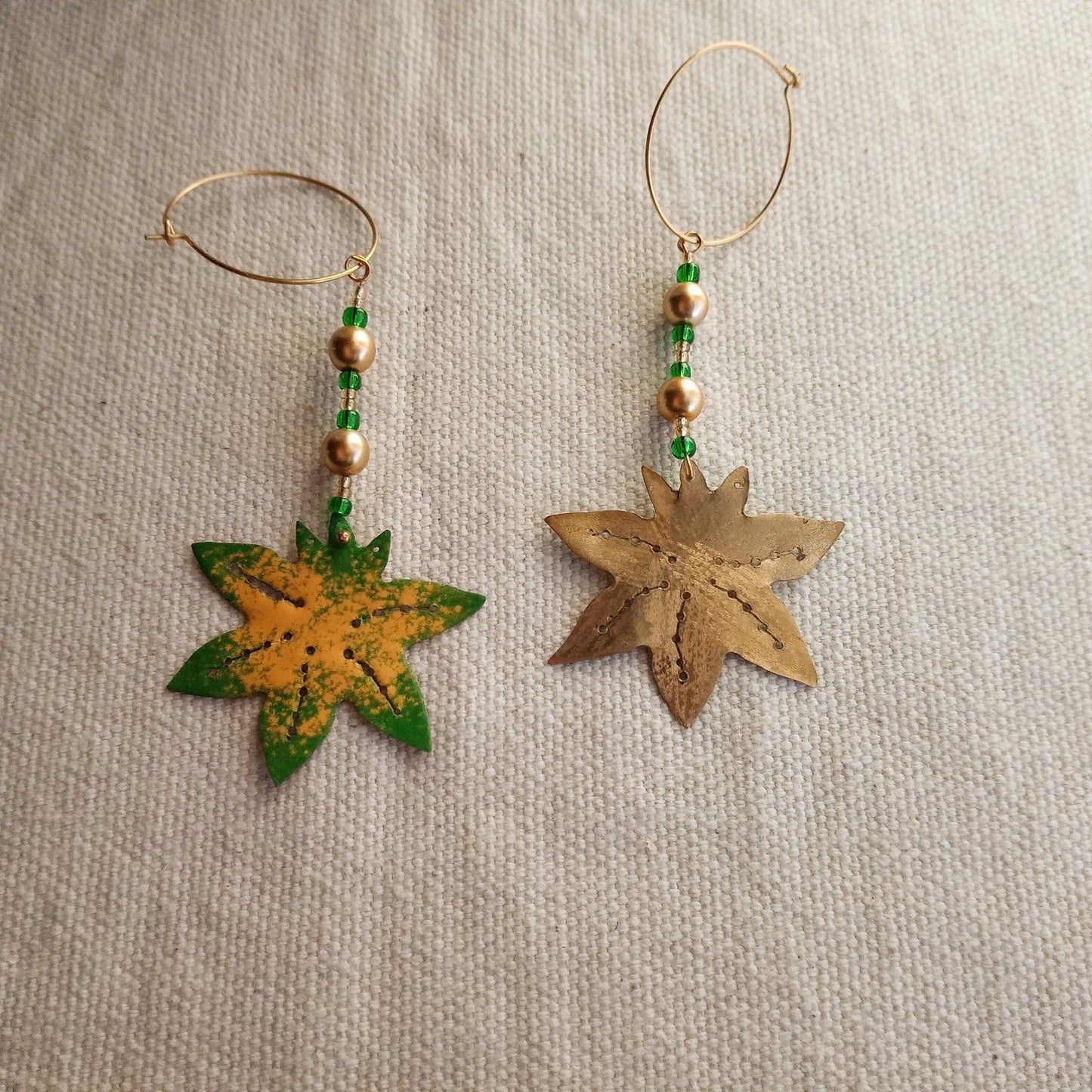 Boucles d'oreilles fait main feuille émaillée verte et jaune avec perles
