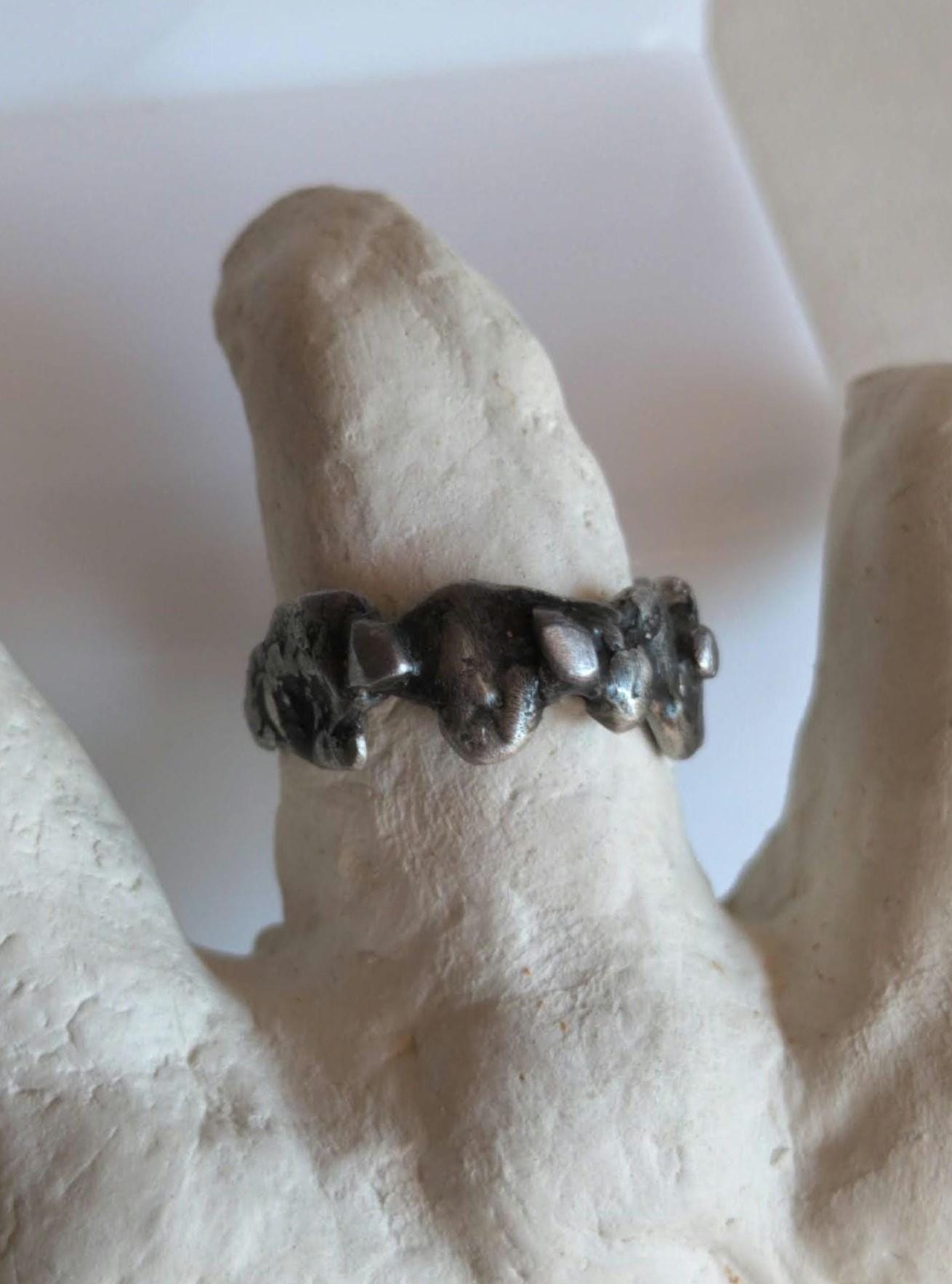 Bague anneau brutaliste contemporaine T62 étain massif vieilli