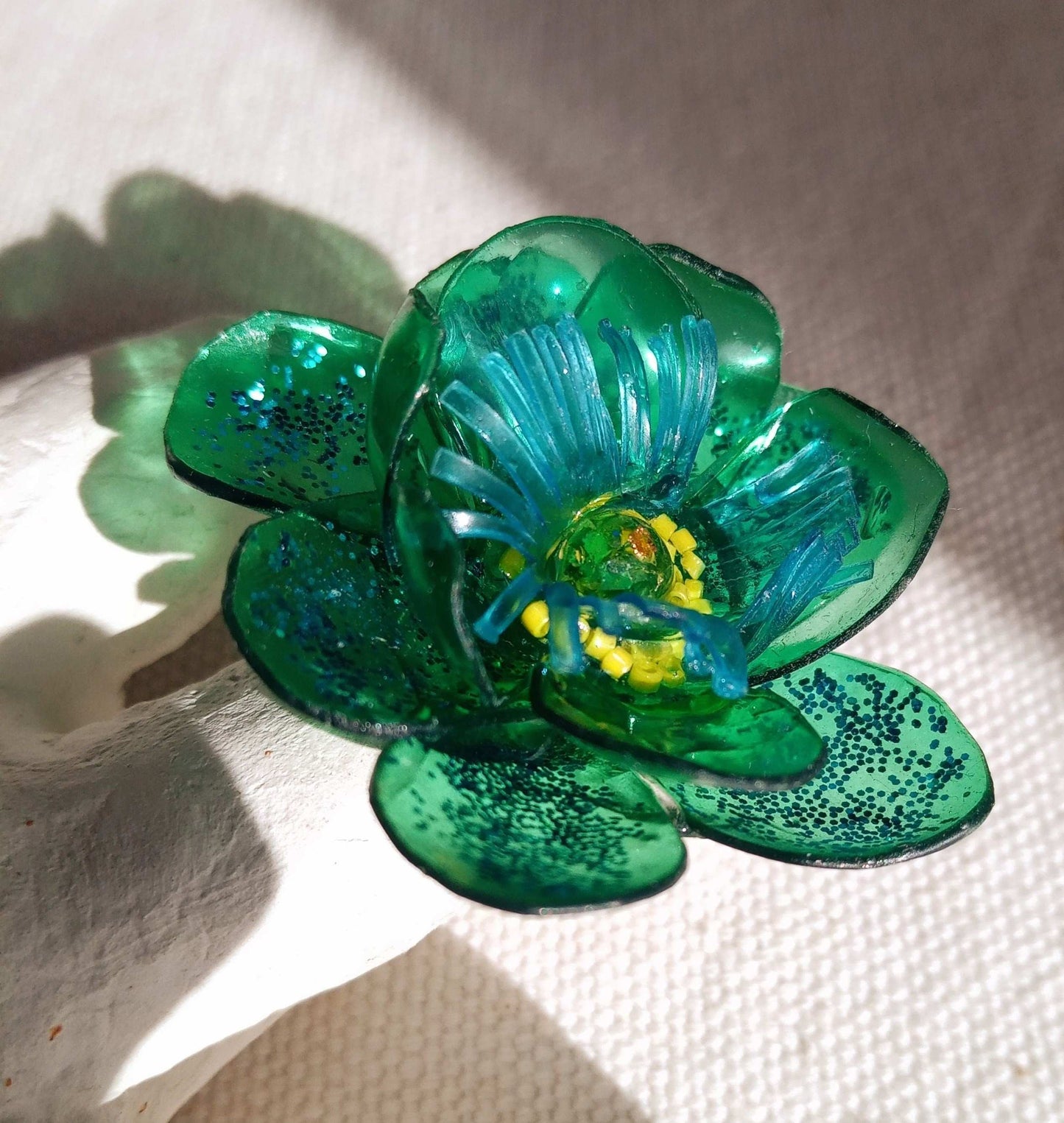 Bague T56 fleur verte pailletée coeur jaune upcycling