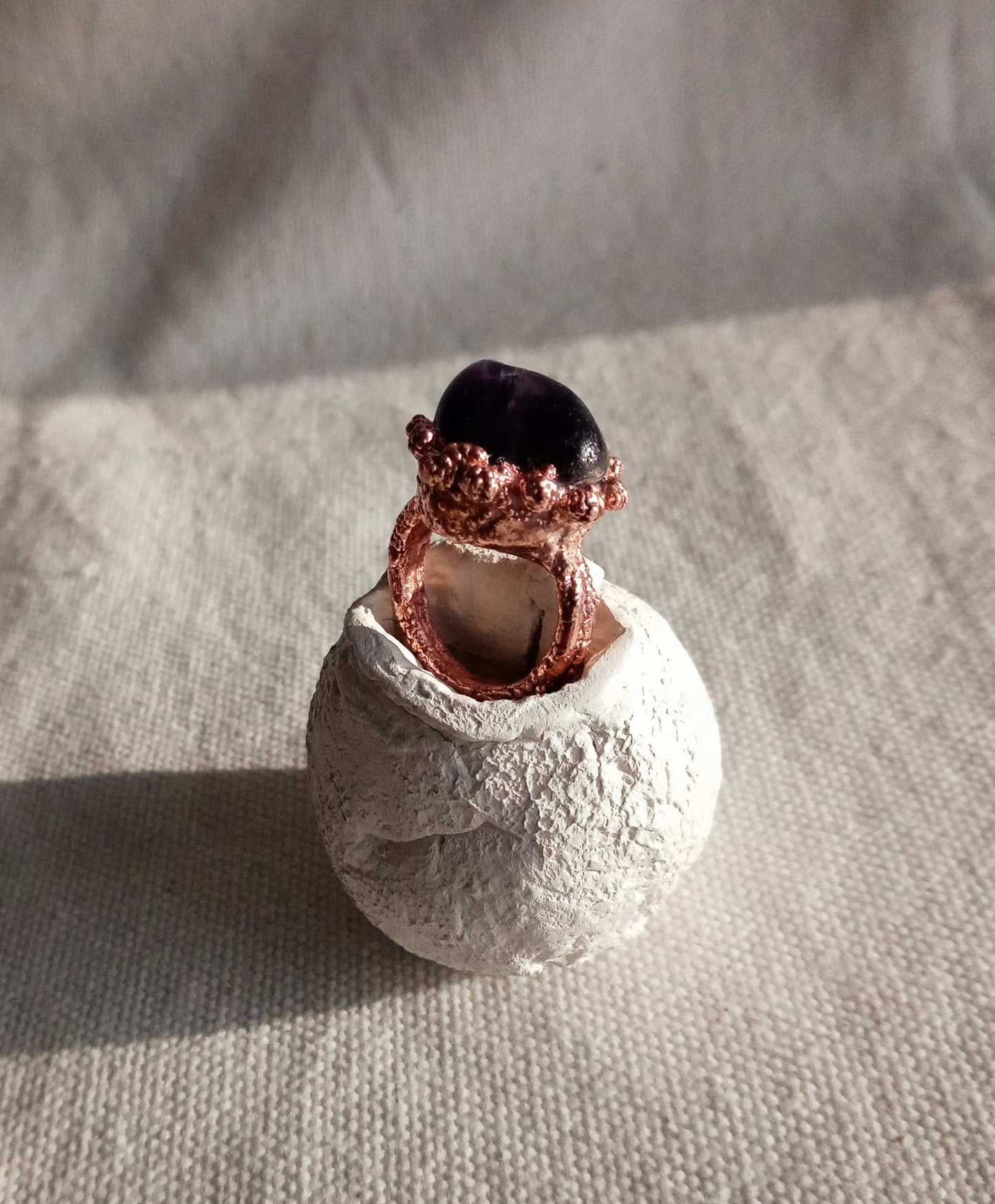 Bague T 49 améthyste sur cuivre style brutaliste
