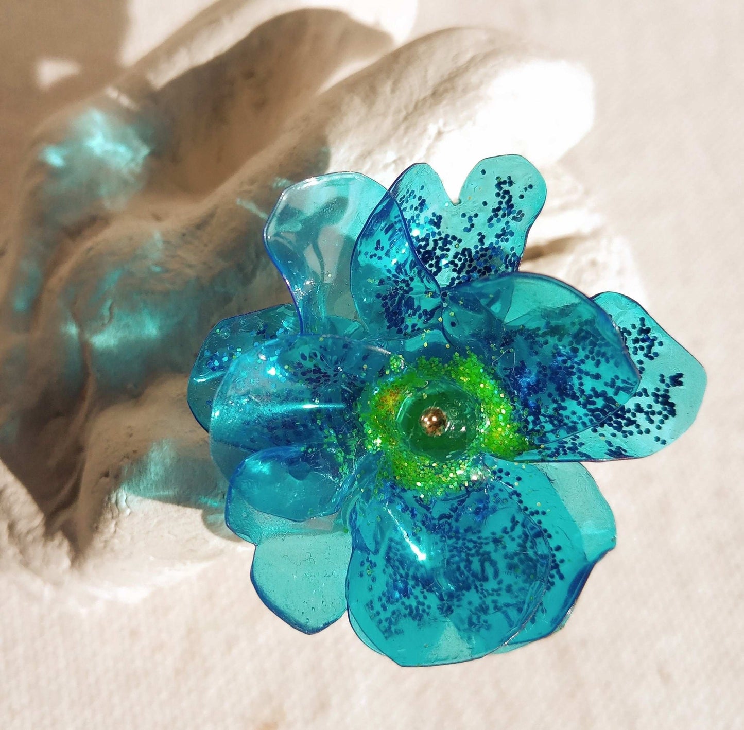 Bague T53 fleur bleu pailleté en plastique surcyclé