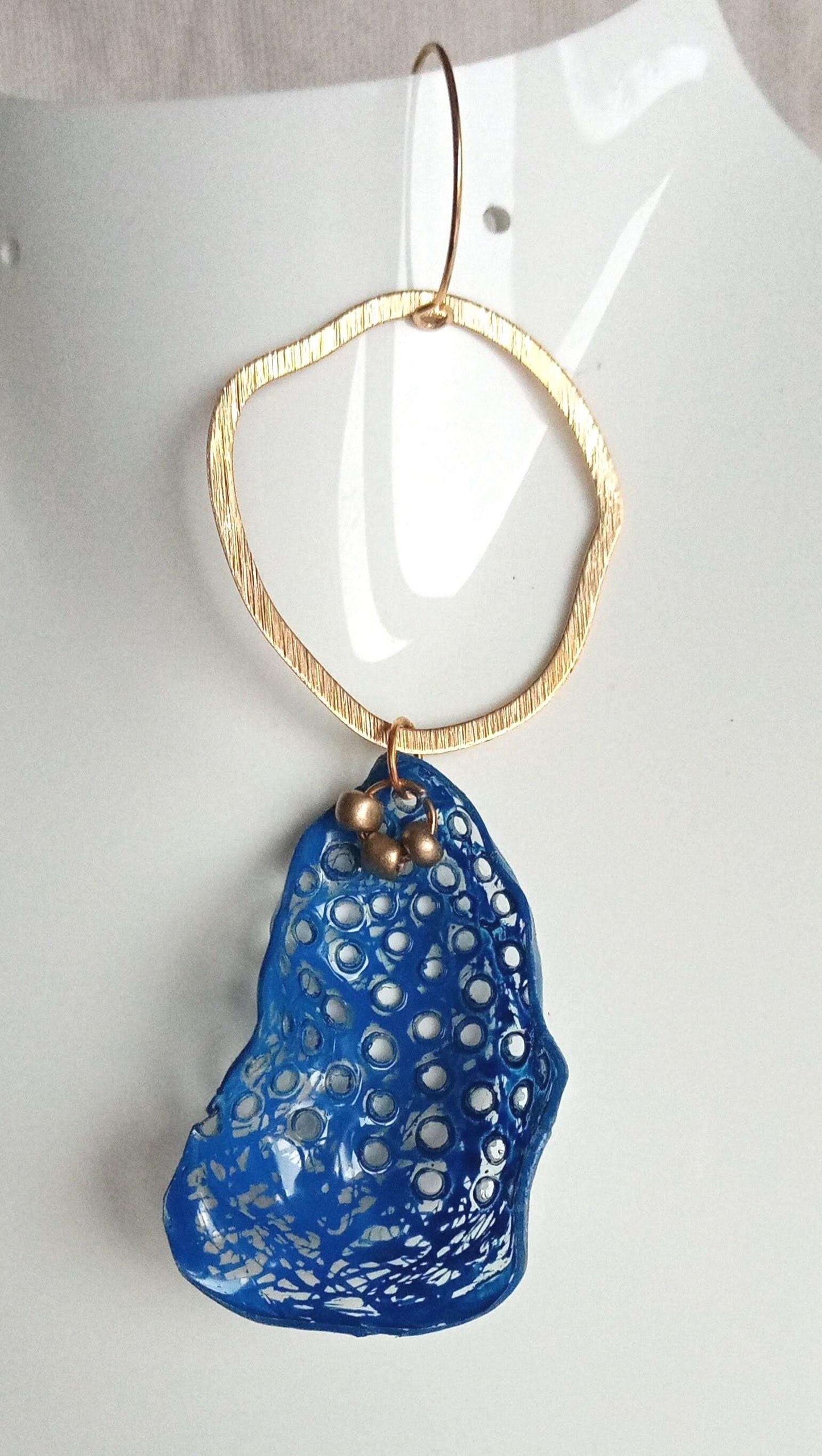 Boucles d'oreilles longues 10 cm bleues plastique upcycling