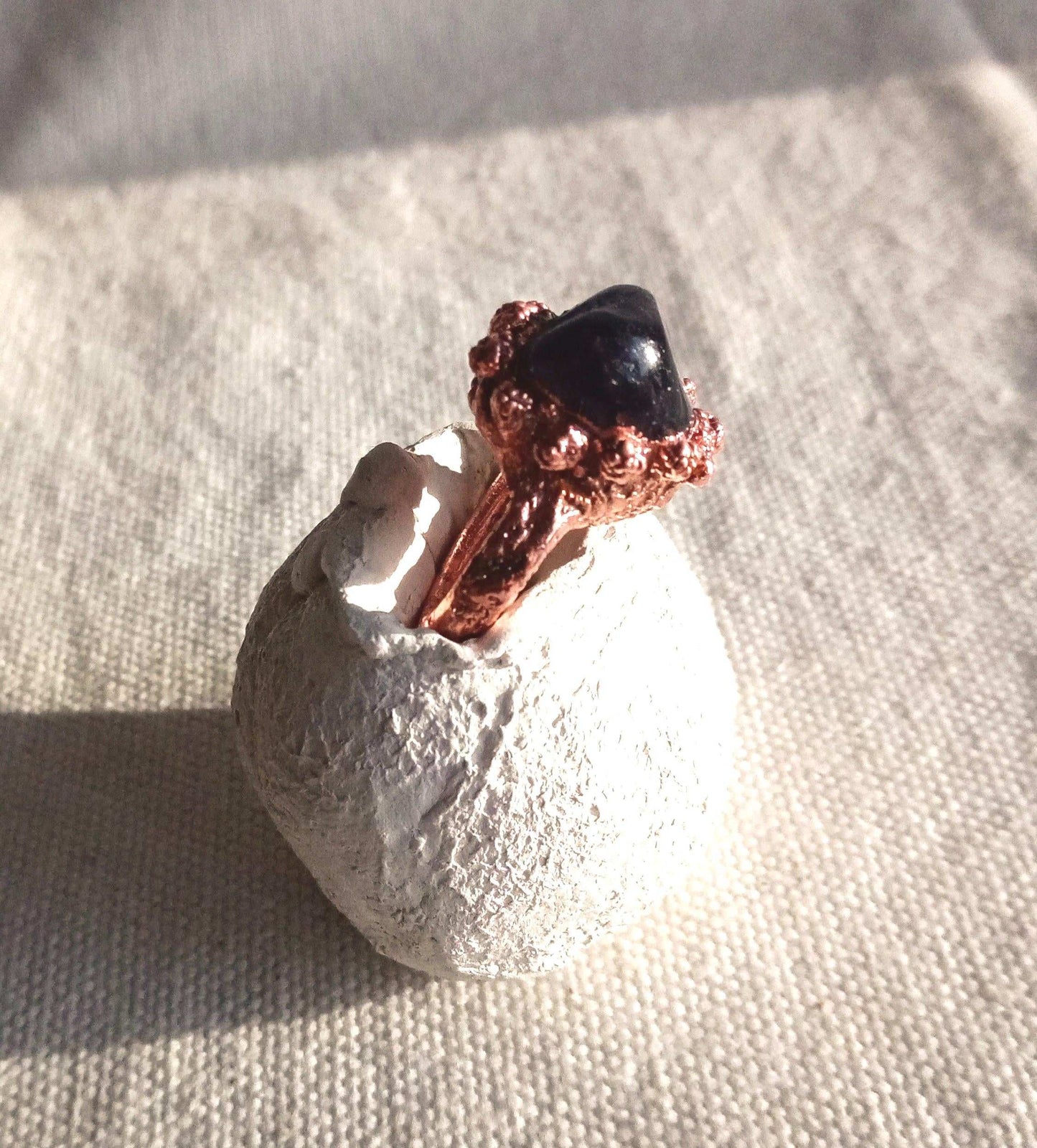 Bague T 49 améthyste sur cuivre style brutaliste