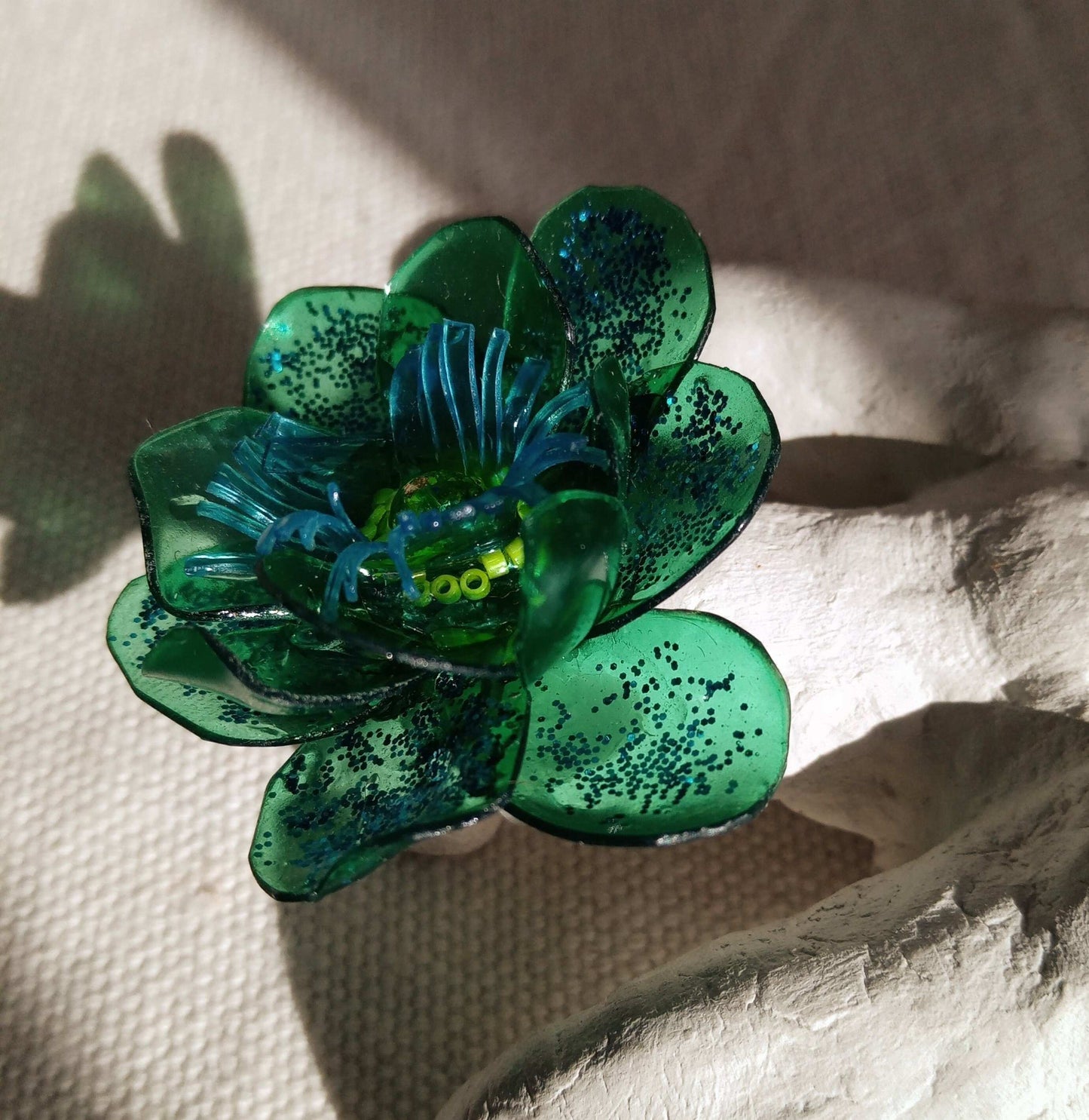 Bague T56 fleur verte pailletée coeur jaune upcycling