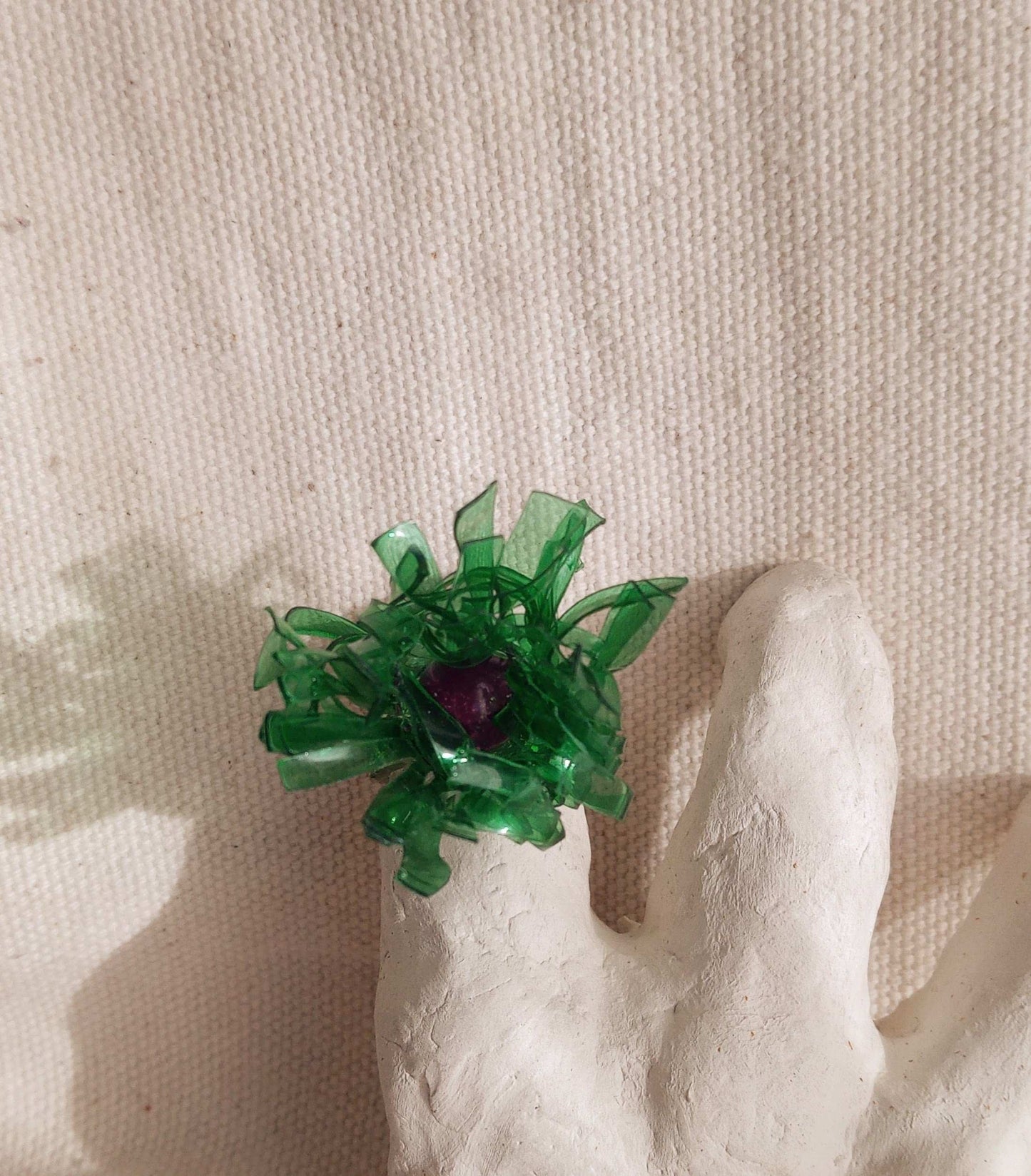 Bague T57 fleur verte au coeur violet en plastique surcyclé