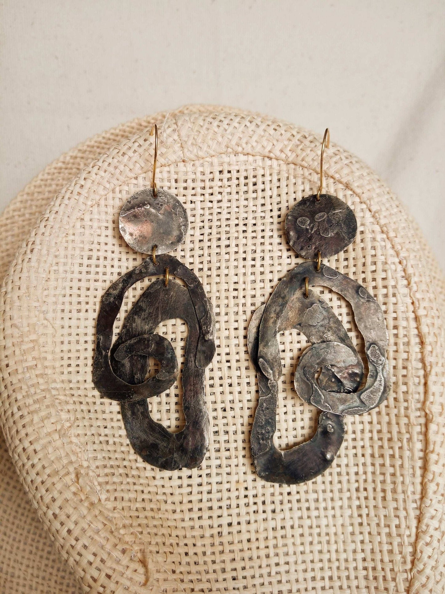 Boucles d'oreilles laiton noires bohême, très originales et légères