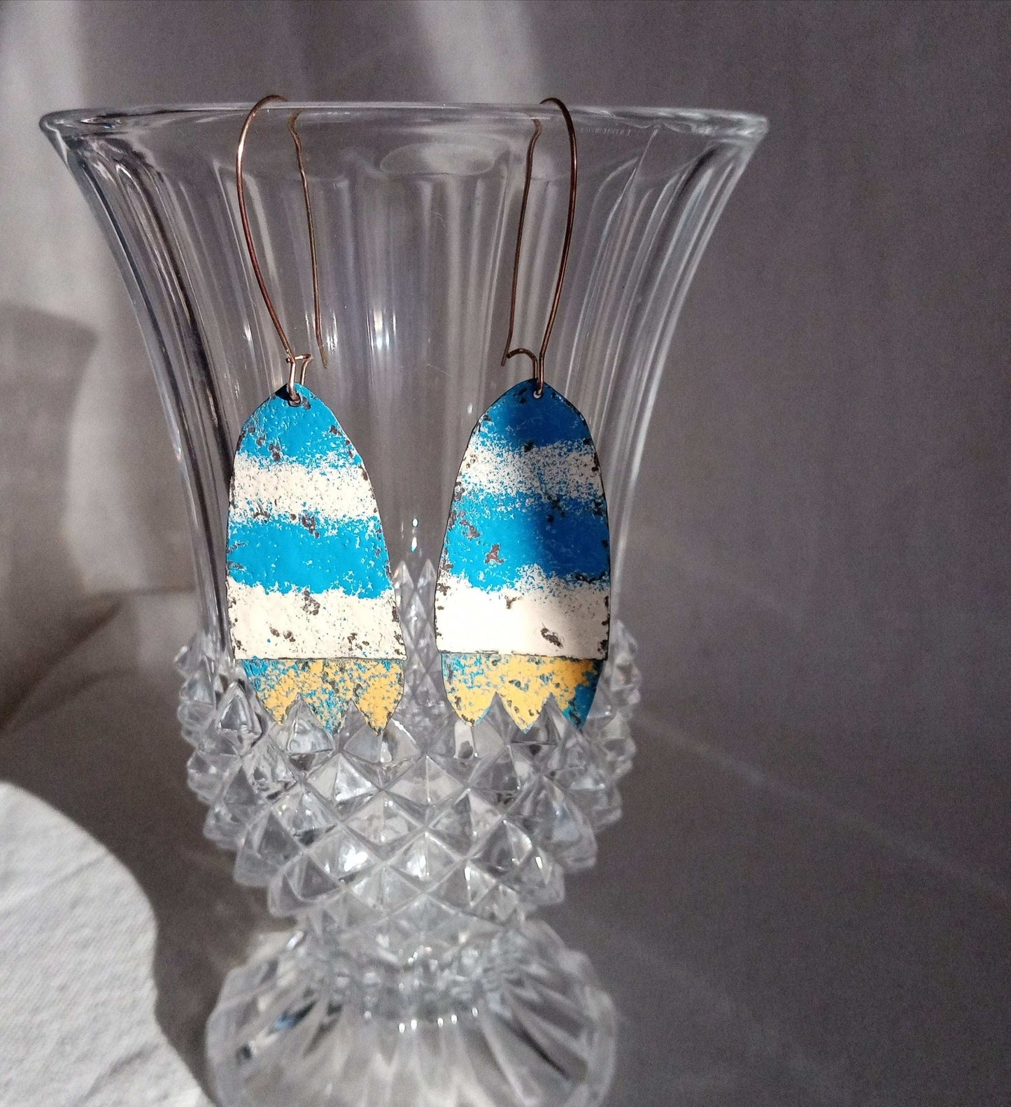 Boucles d'oreilles fait main pendantes,originales,légères, vintage,blanc, jaune et bleues.