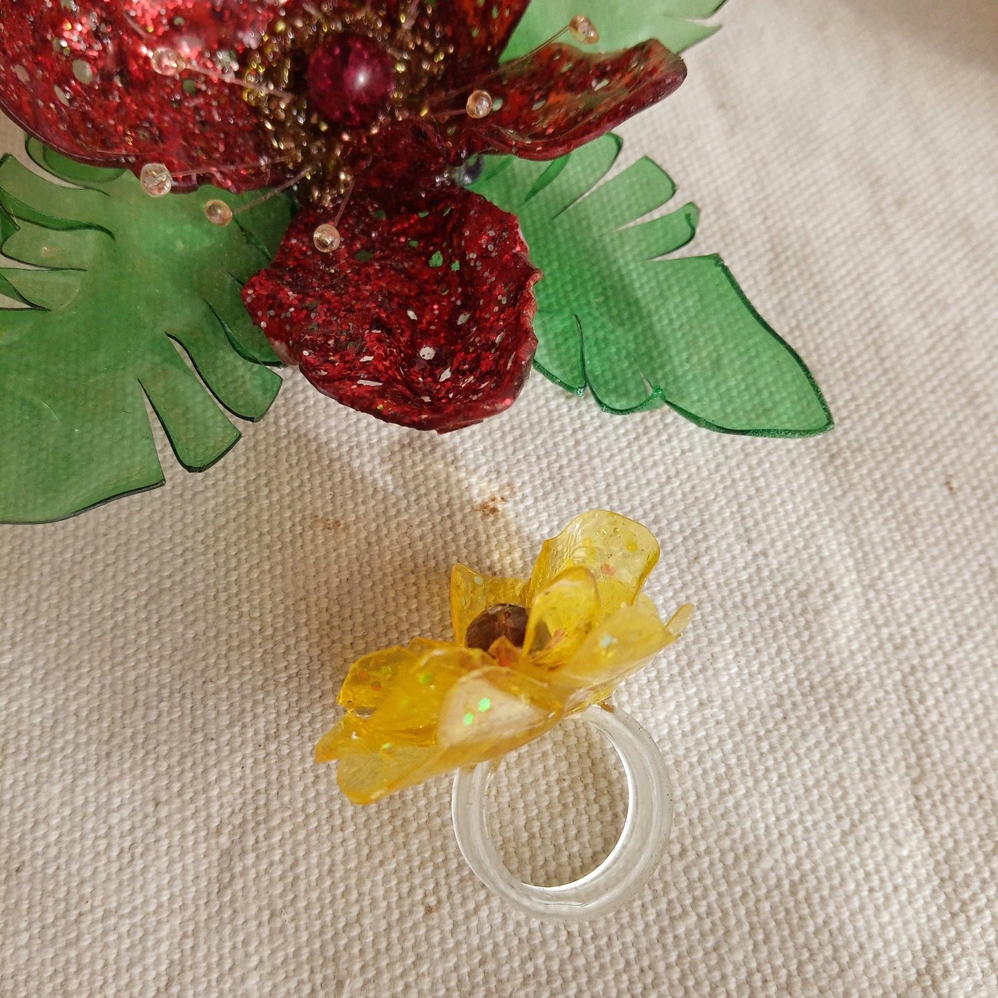 Bague T50 fleur jaune coeur rose en plastique upcycling