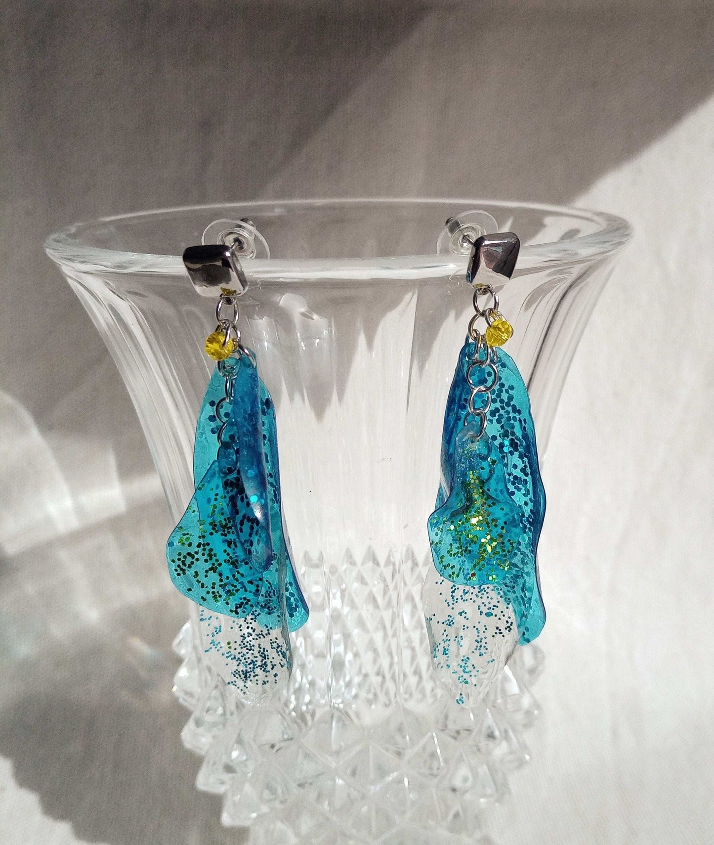 Boucles d'oreilles clous romantiques bleu et vertes, upcycling