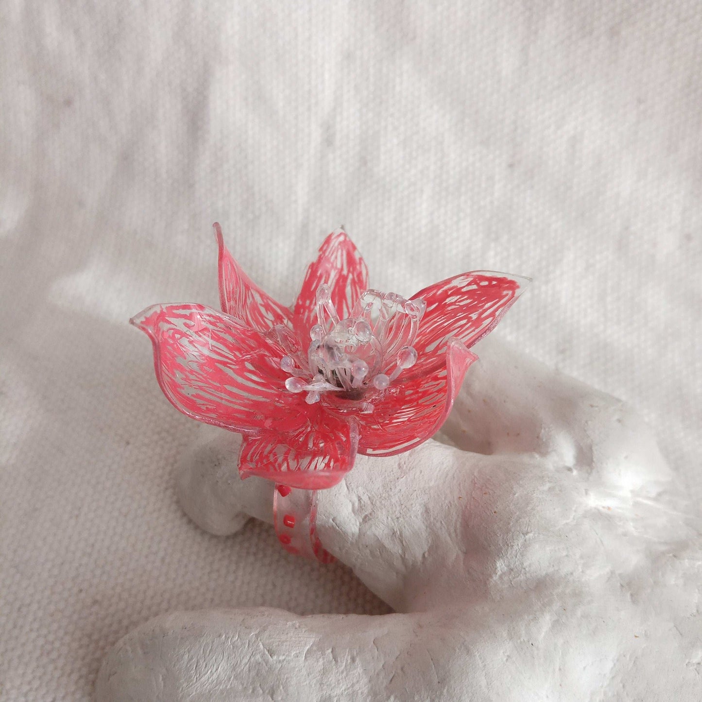 Bague T62 fleur rouge a coeur vert upcycling