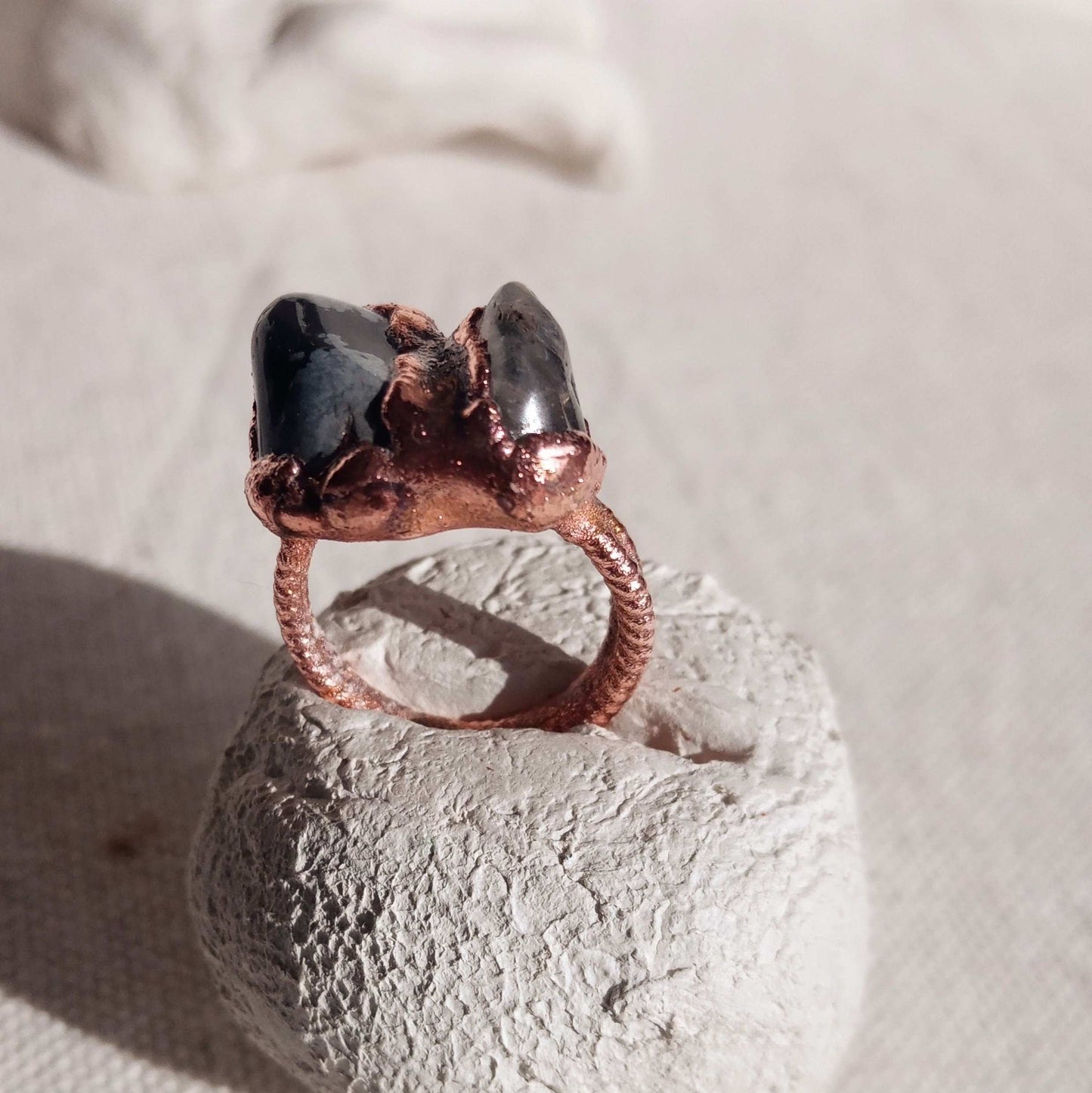 Bague T 51 brutaliste obsidienne et quartz fumé