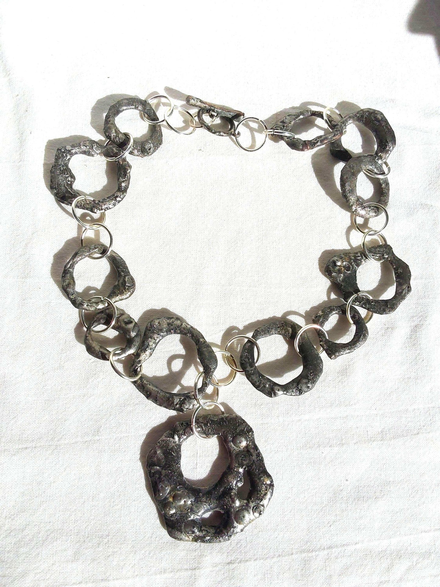 Collier brutaliste gothique étain vieilli