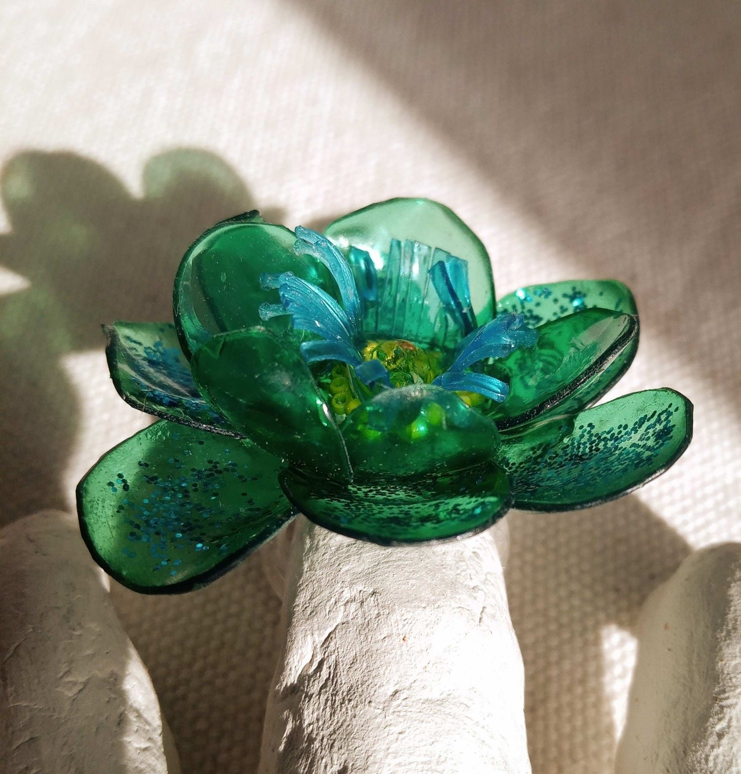 Bague T56 fleur verte pailletée coeur jaune upcycling
