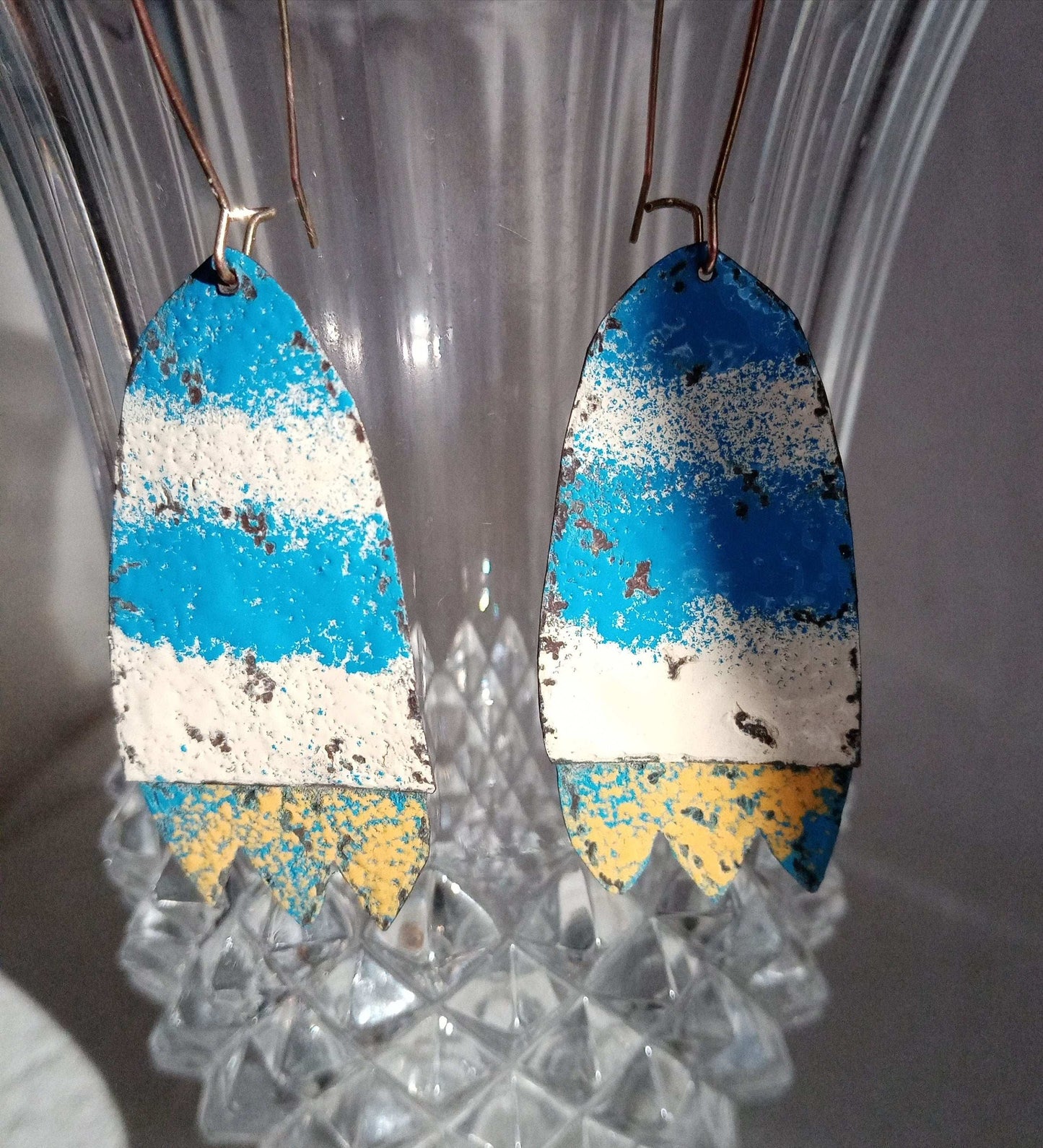 Boucles d'oreilles fait main pendantes,originales,légères, vintage,blanc, jaune et bleues.