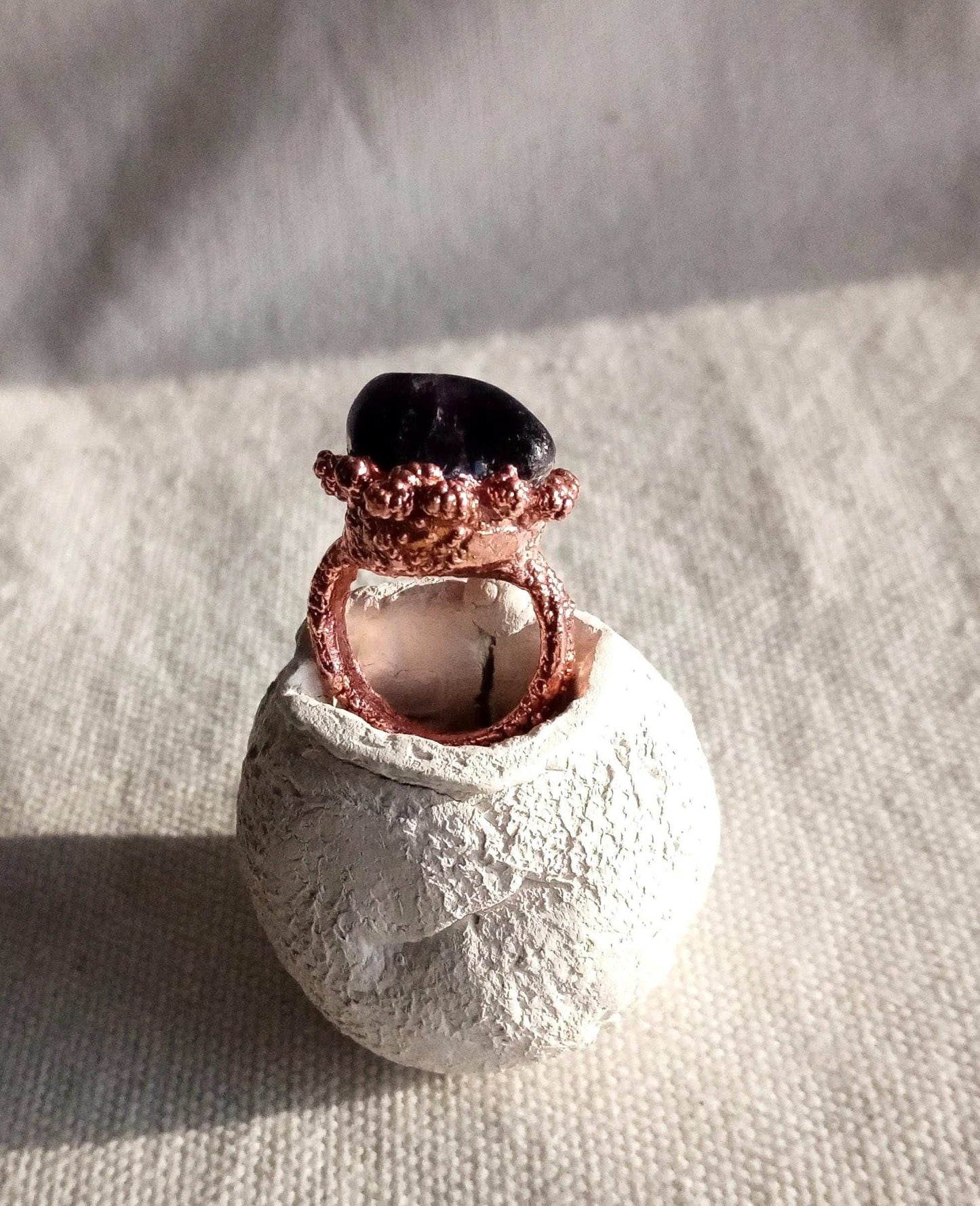Bague T 49 améthyste sur cuivre style brutaliste