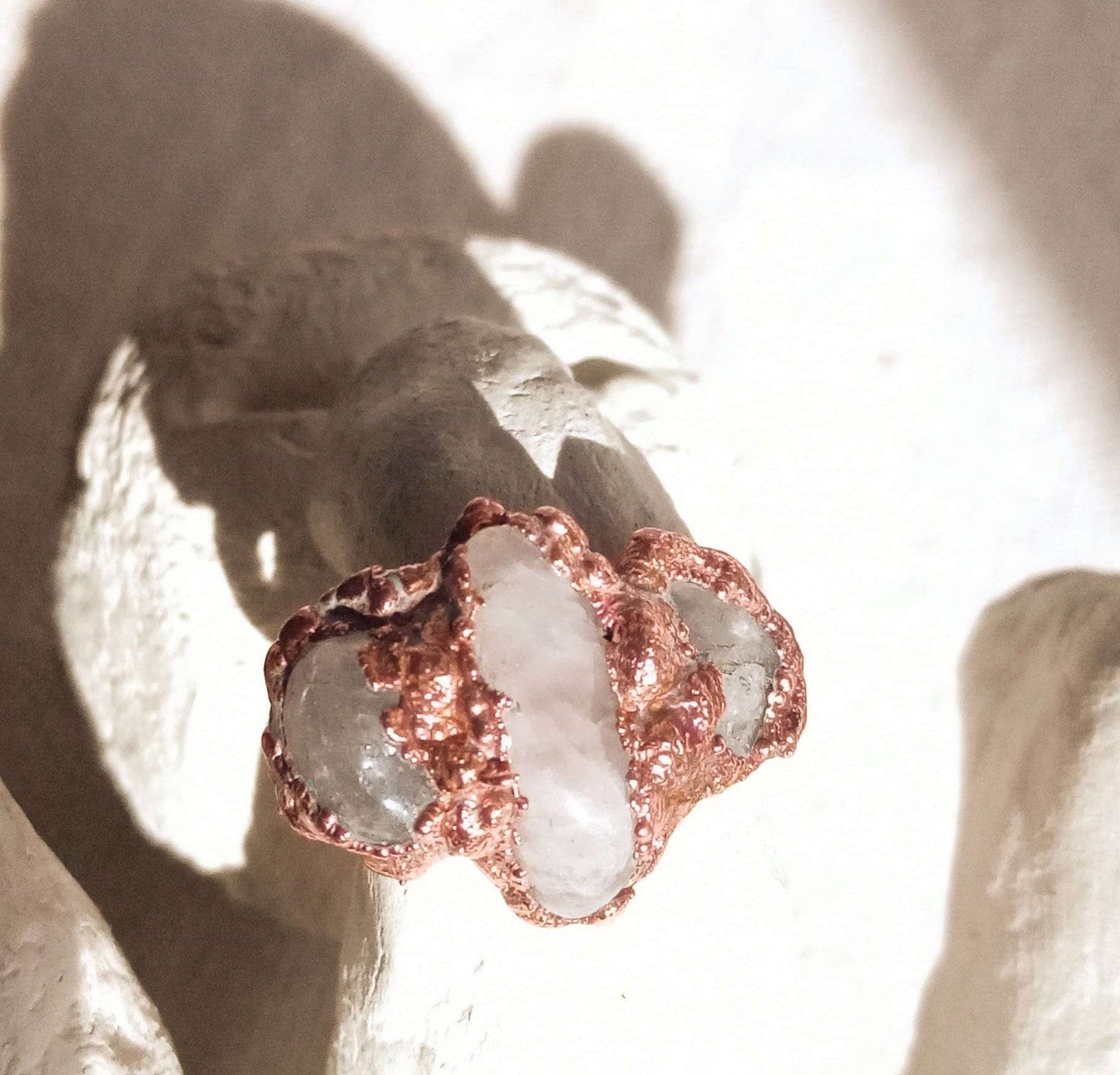 Bague pierres naturelles quartz rose cuivre électroformé style brutaliste