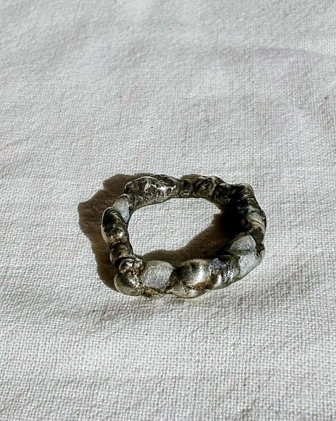 Bague anneau brutaliste contemporaine T51 étain touches blanc nacré