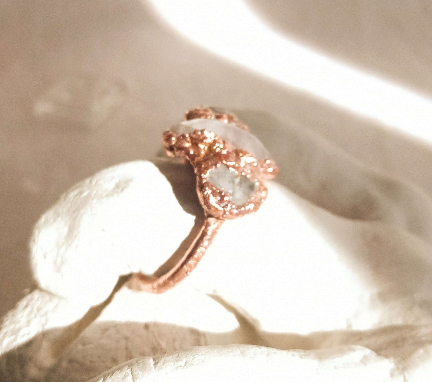 Bague pierres naturelles quartz rose cuivre électroformé style brutaliste
