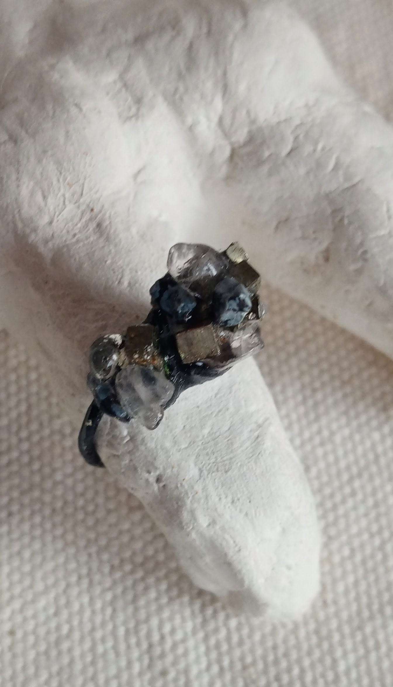Bague contemporaine en étain et pierres naturelles.