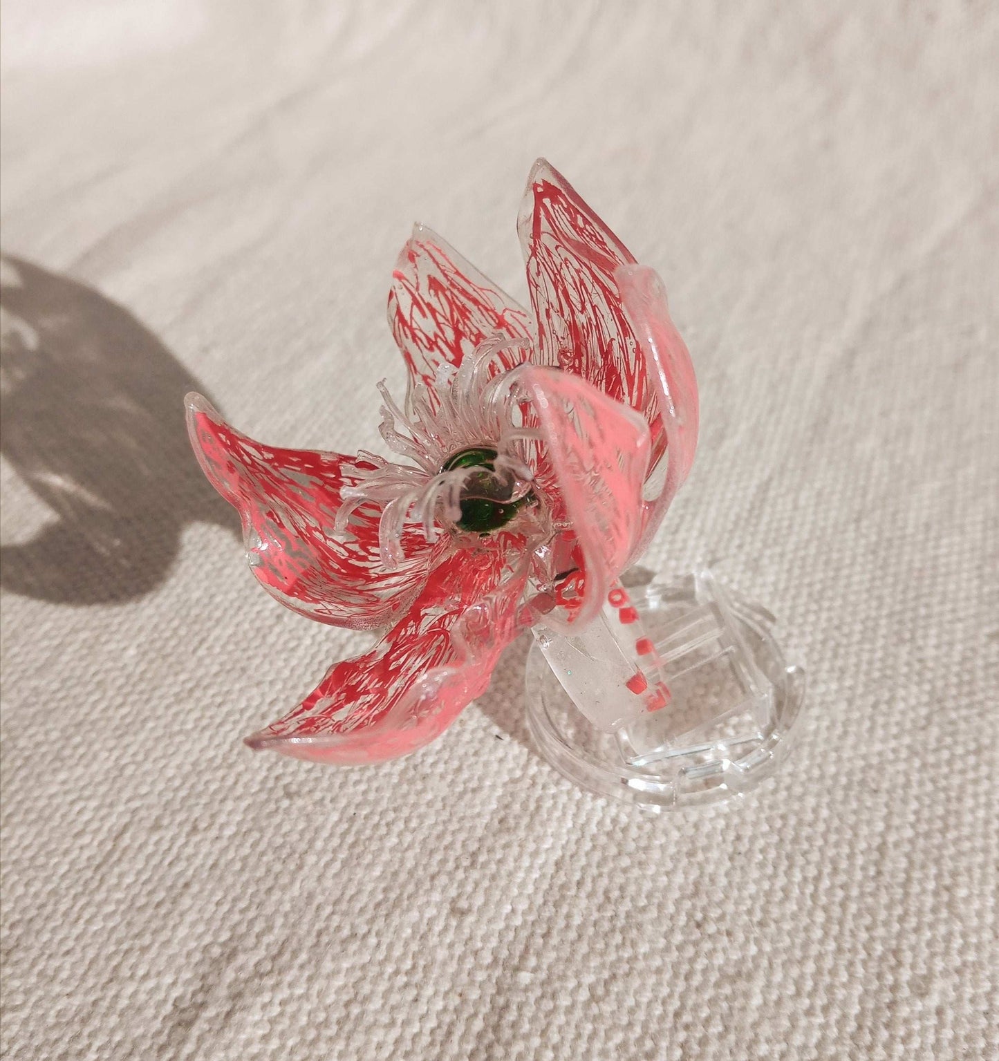 Bague T49 fleur rouge coeur vert en plastique surcyclé