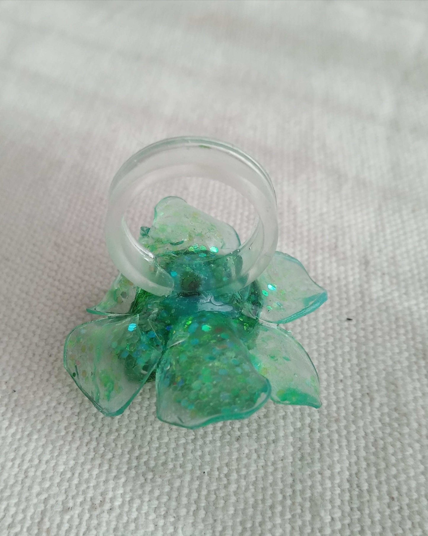 Bague T55 fleur verte en plastique pailleté surcyclé