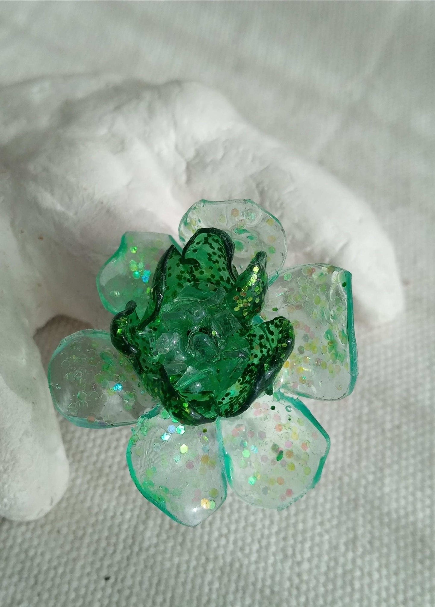 Bague T55 fleur verte en plastique pailleté surcyclé