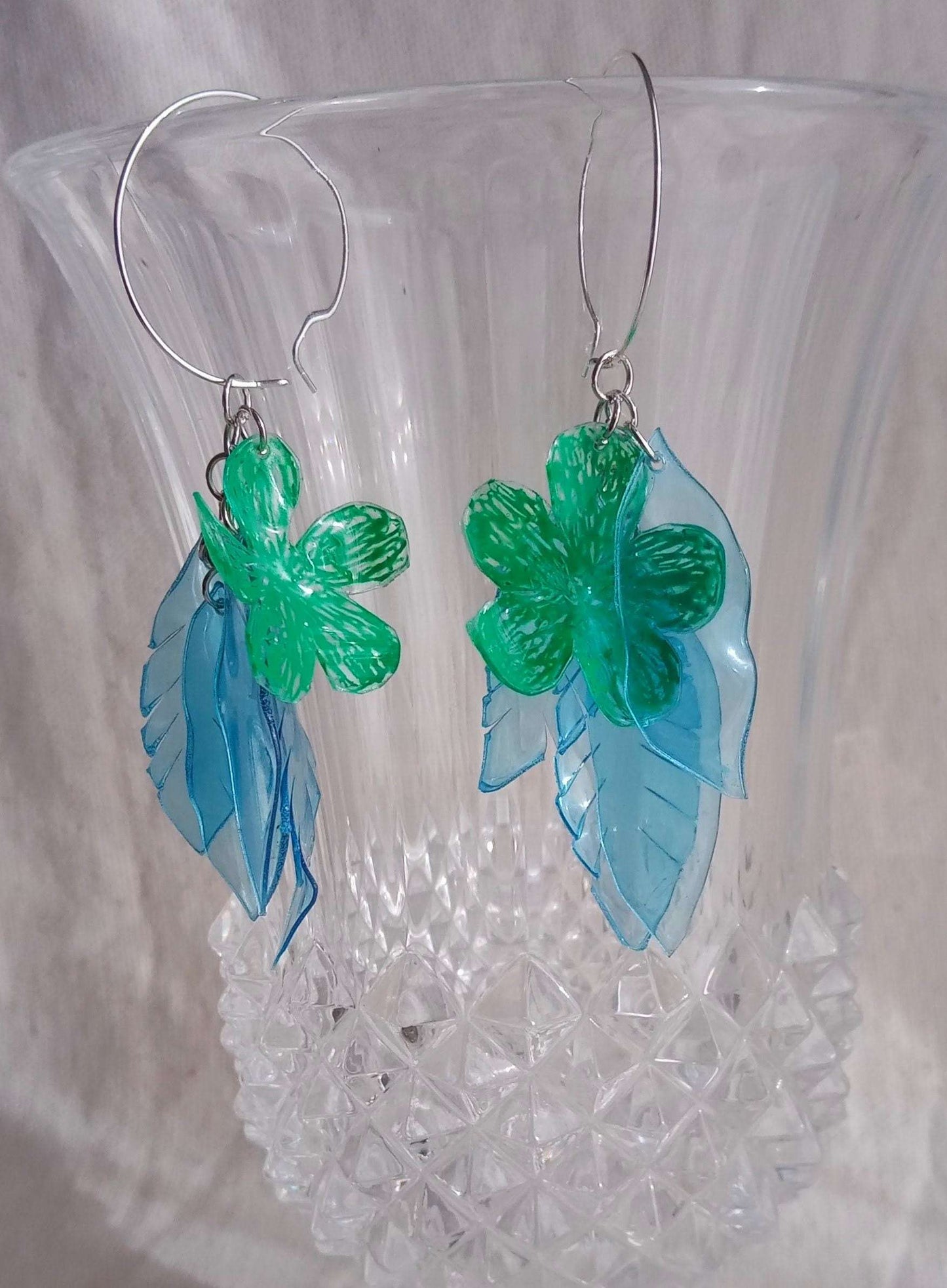 Créoles fleurs romantiques bleu et vertes, PET upcycling
