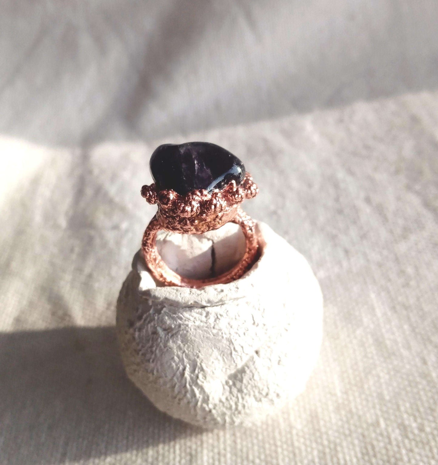 Bague T 49 améthyste sur cuivre style brutaliste