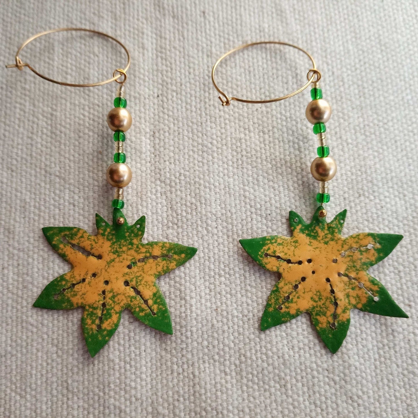 Boucles d'oreilles fait main feuille émaillée verte et jaune avec perles