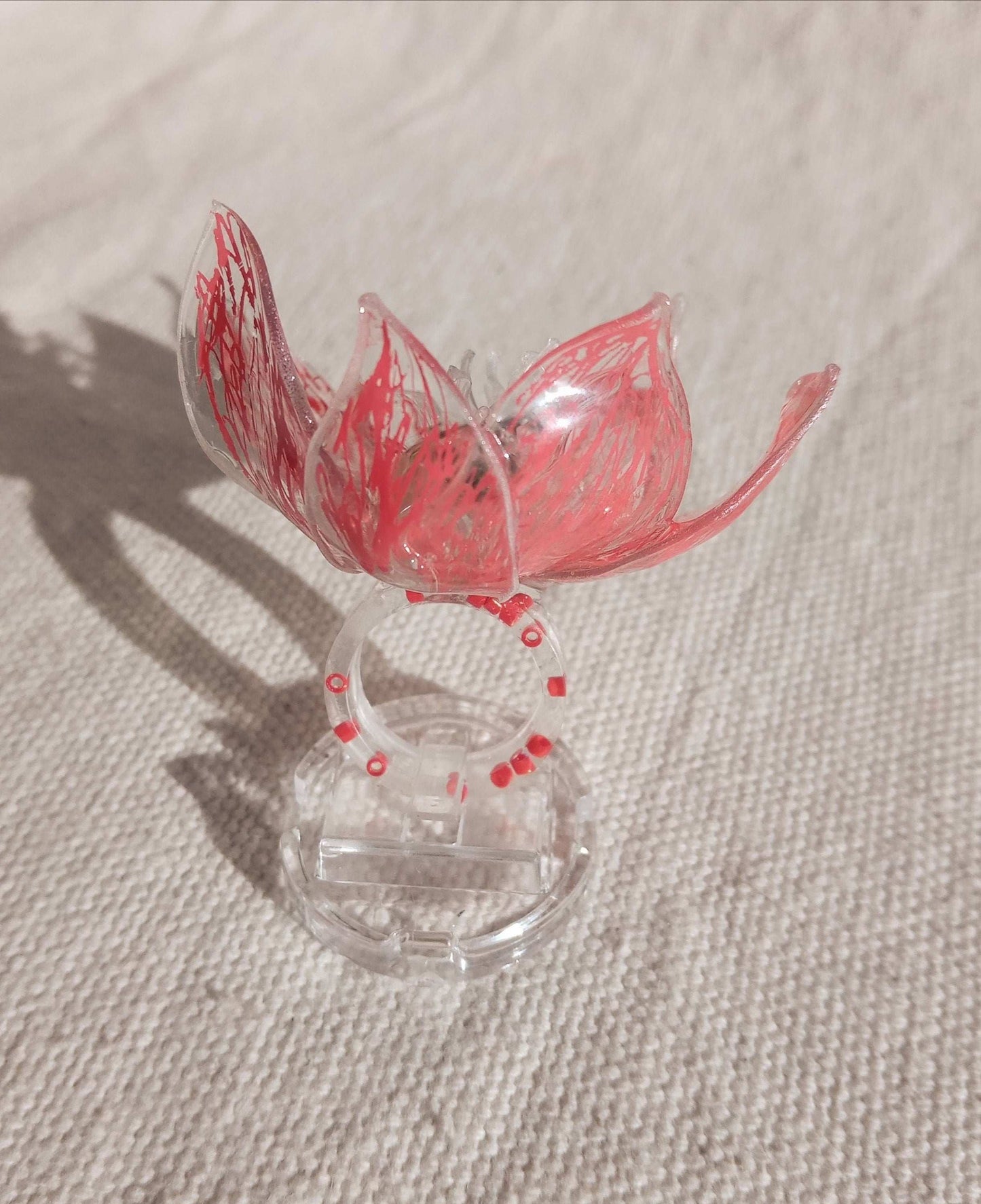 Bague T49 fleur rouge coeur vert en plastique surcyclé
