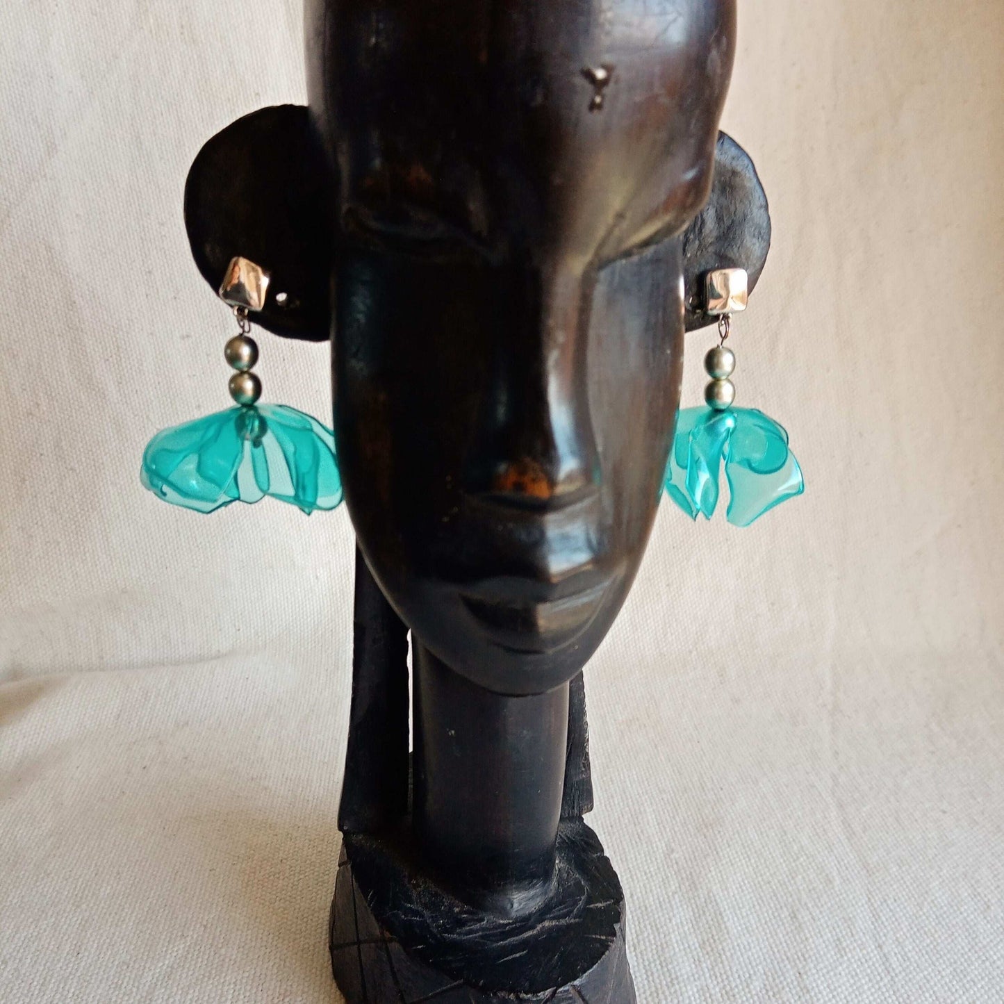 Clous d'oreillesfait main bleu fleurs plastique upcycling